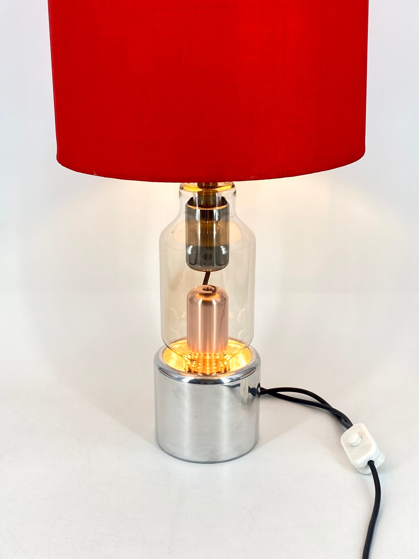 Tischlampe aus Röntgenröhre mit rotem Stoffschirm