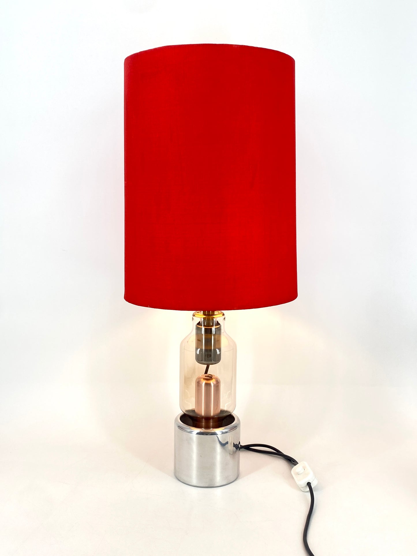 Tischlampe aus Röntgenröhre mit rotem Stoffschirm