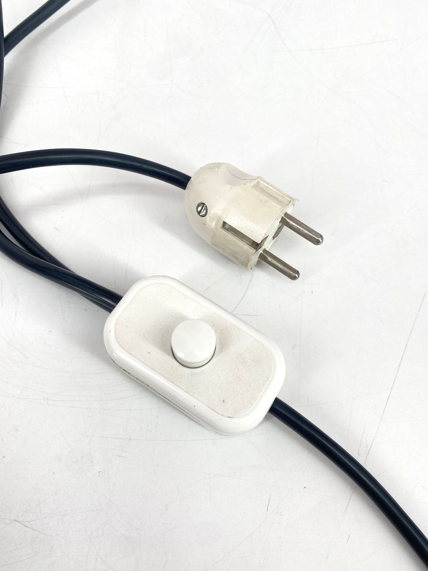 Tischlampe aus Röntgenröhre mit rotem Stoffschirm