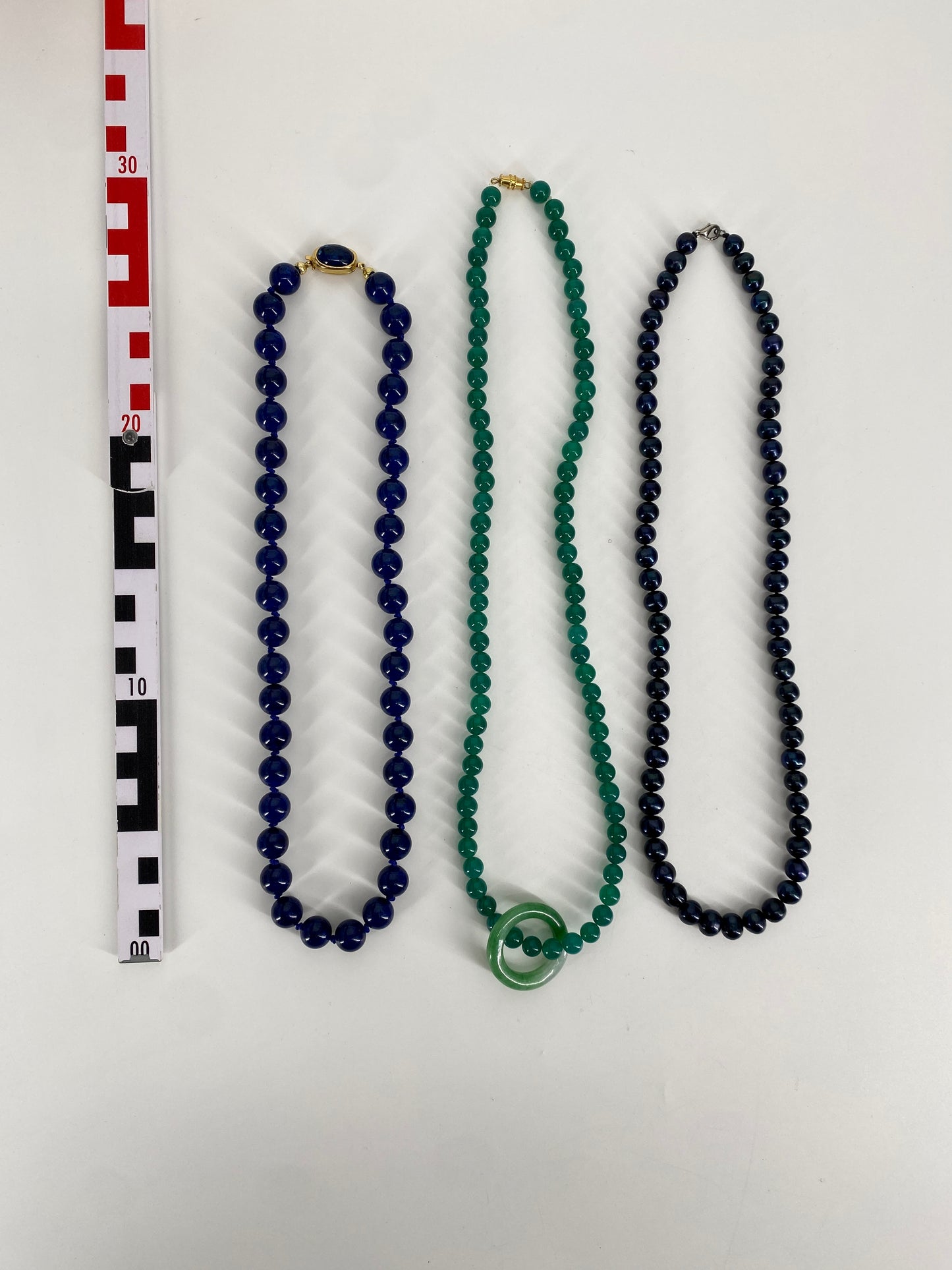 Konvolut von Perlenketten in grün, blau und schwarz