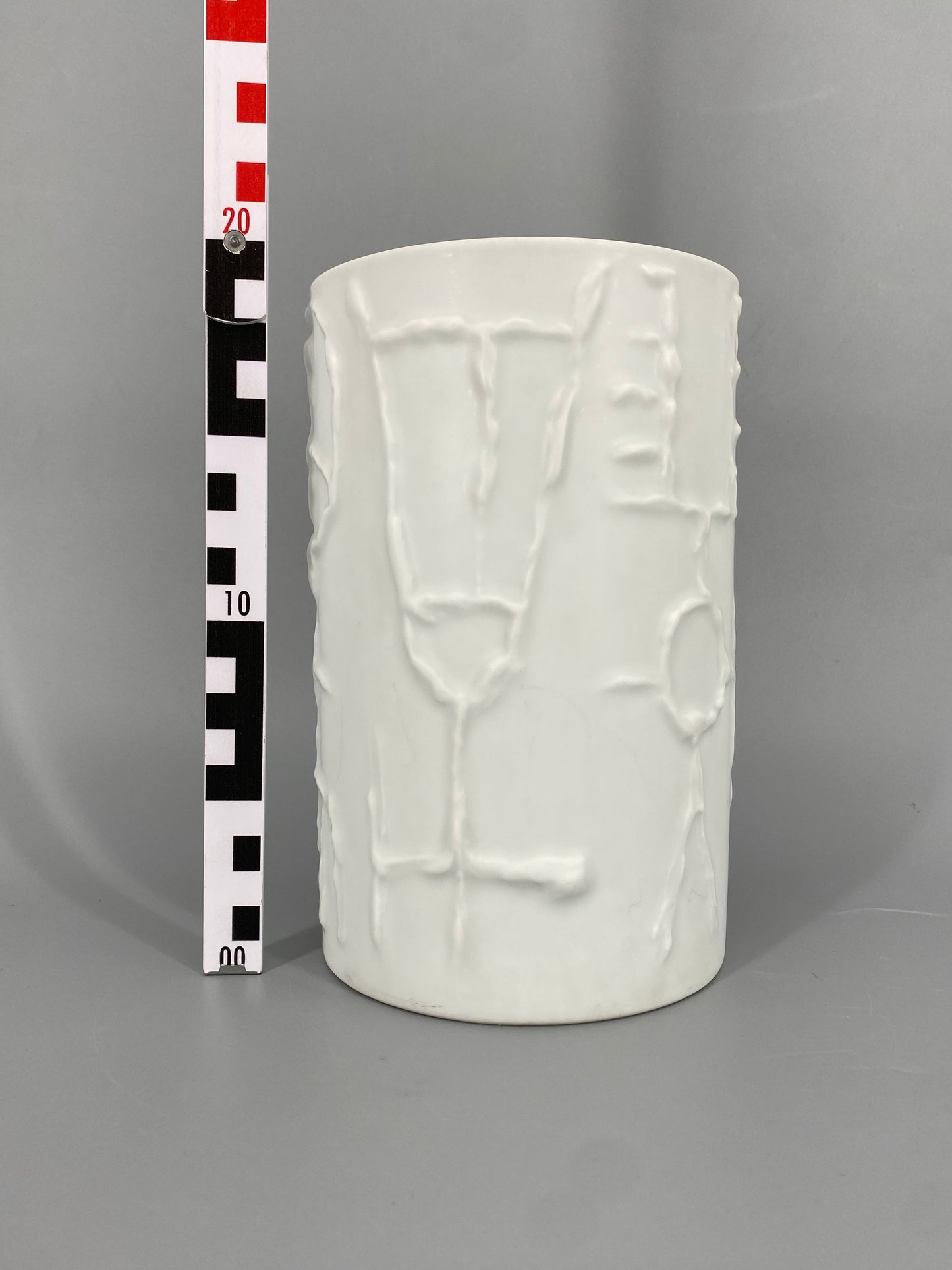 Vase mit abstraktem Reliefdekor von Cuno Fischer für Rosenthal aus Porzellan