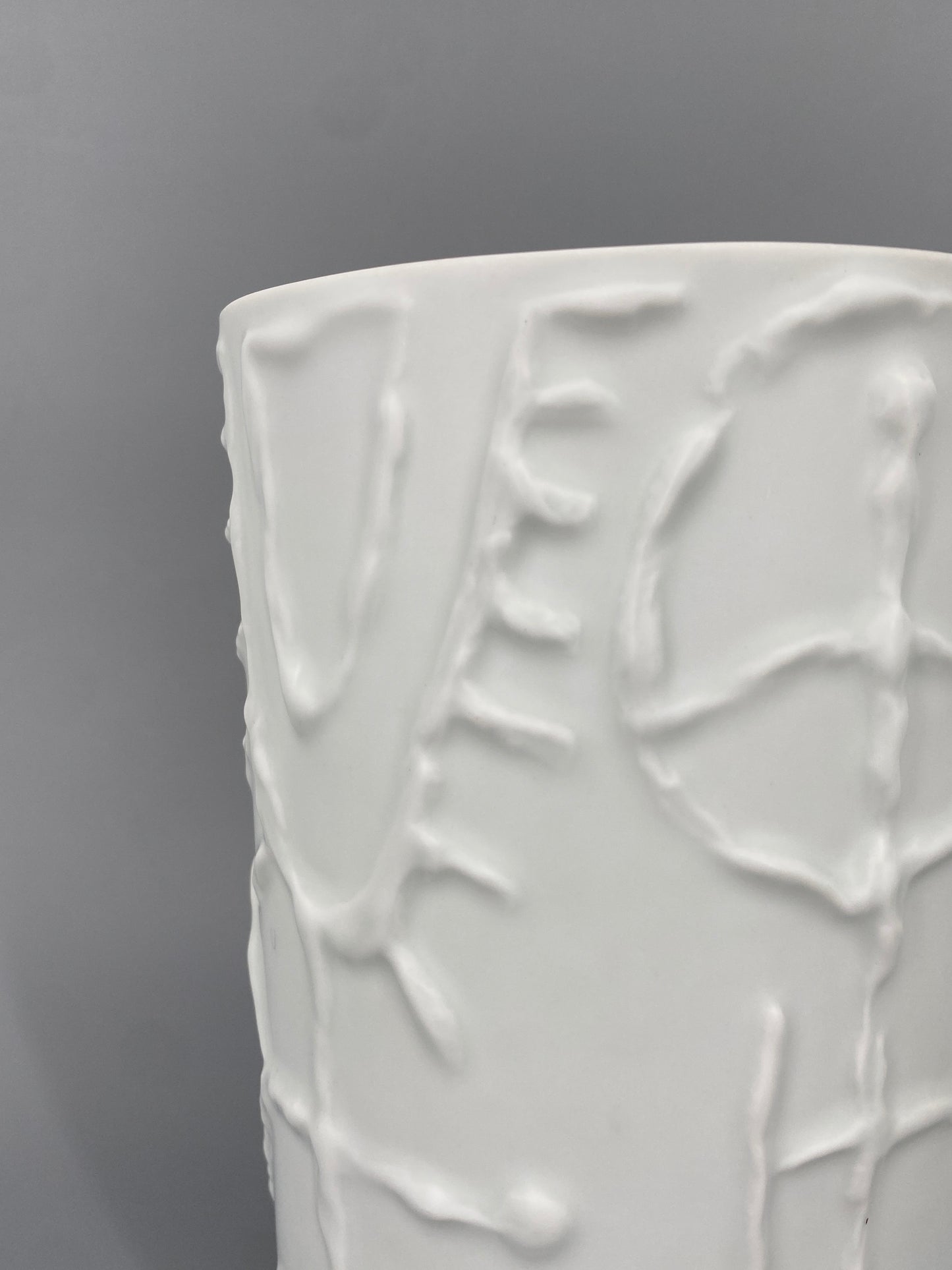 Vase mit abstraktem Reliefdekor von Cuno Fischer für Rosenthal aus Porzellan