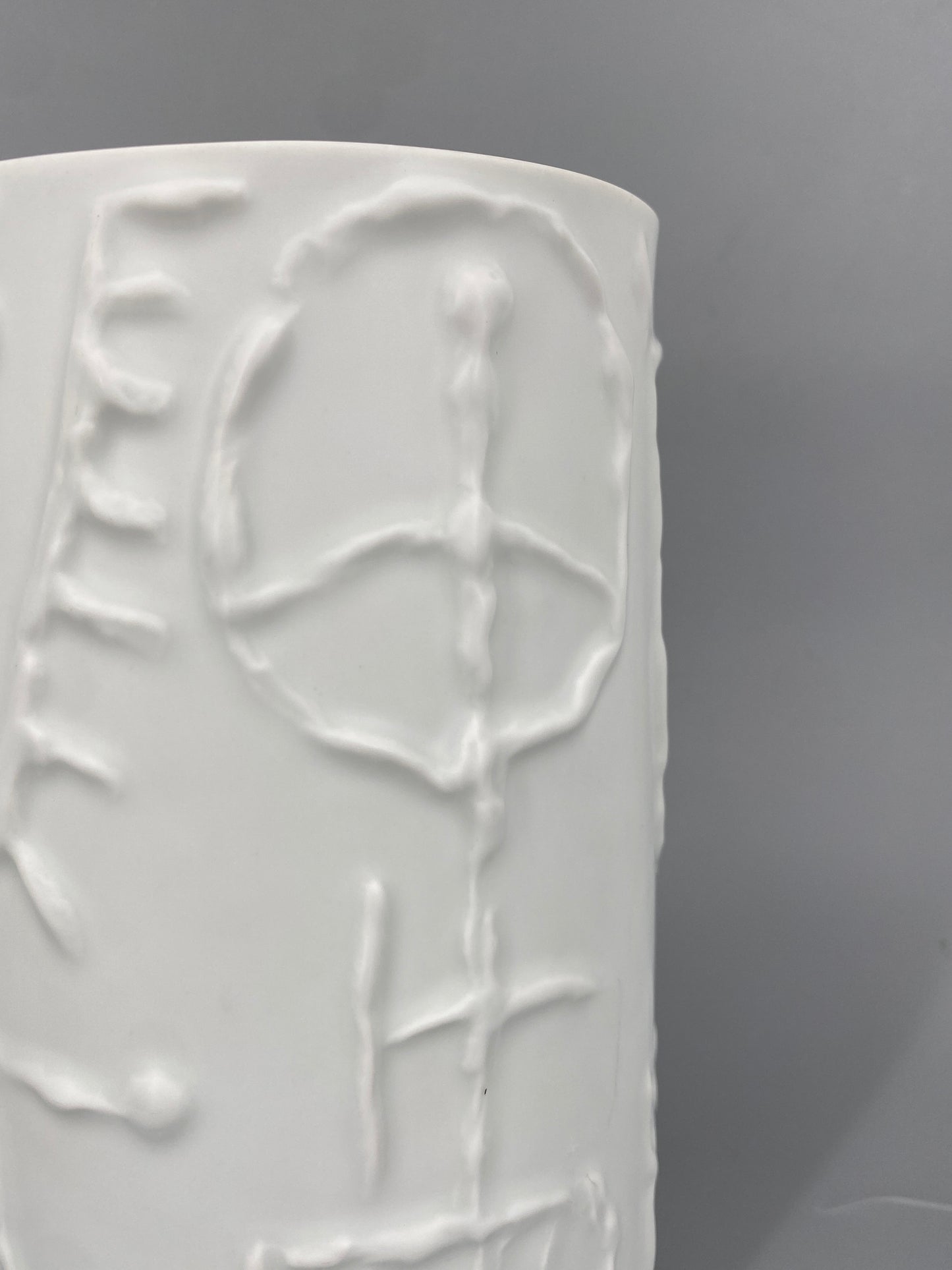 Vase mit abstraktem Reliefdekor von Cuno Fischer für Rosenthal aus Porzellan