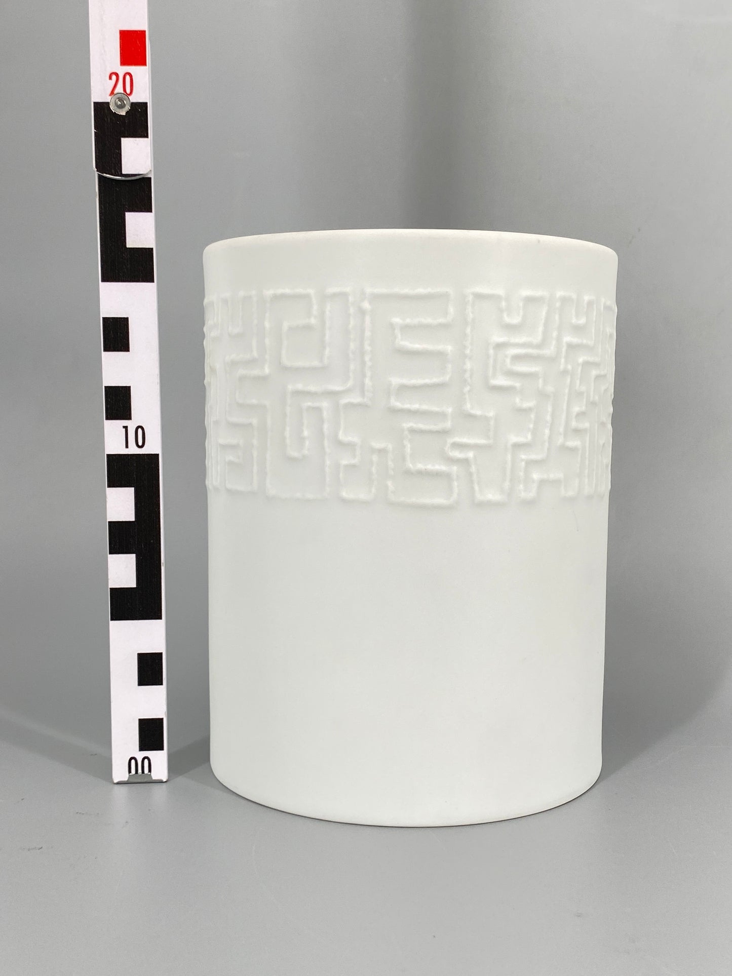 Vase mit abstraktem Reliefdekor von Cuno Fischer für Rosenthal aus Bisquitporzellan