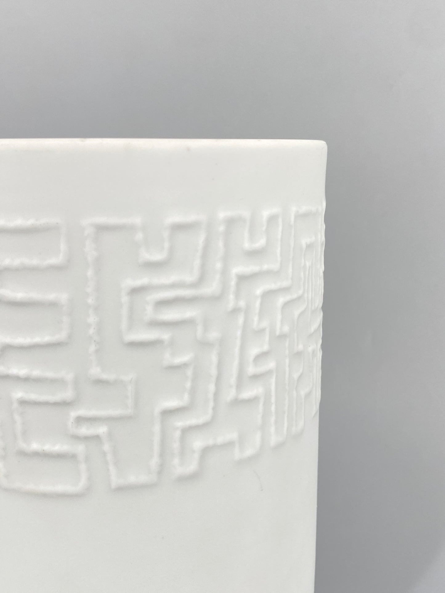 Vase mit abstraktem Reliefdekor von Cuno Fischer für Rosenthal aus Bisquitporzellan