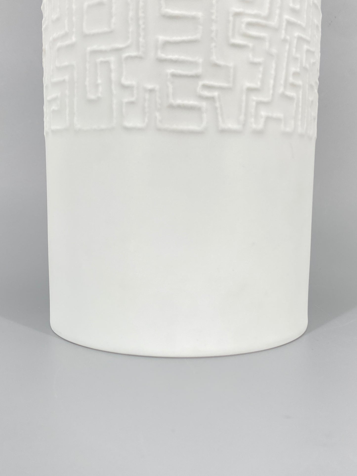Vase mit abstraktem Reliefdekor von Cuno Fischer für Rosenthal aus Bisquitporzellan
