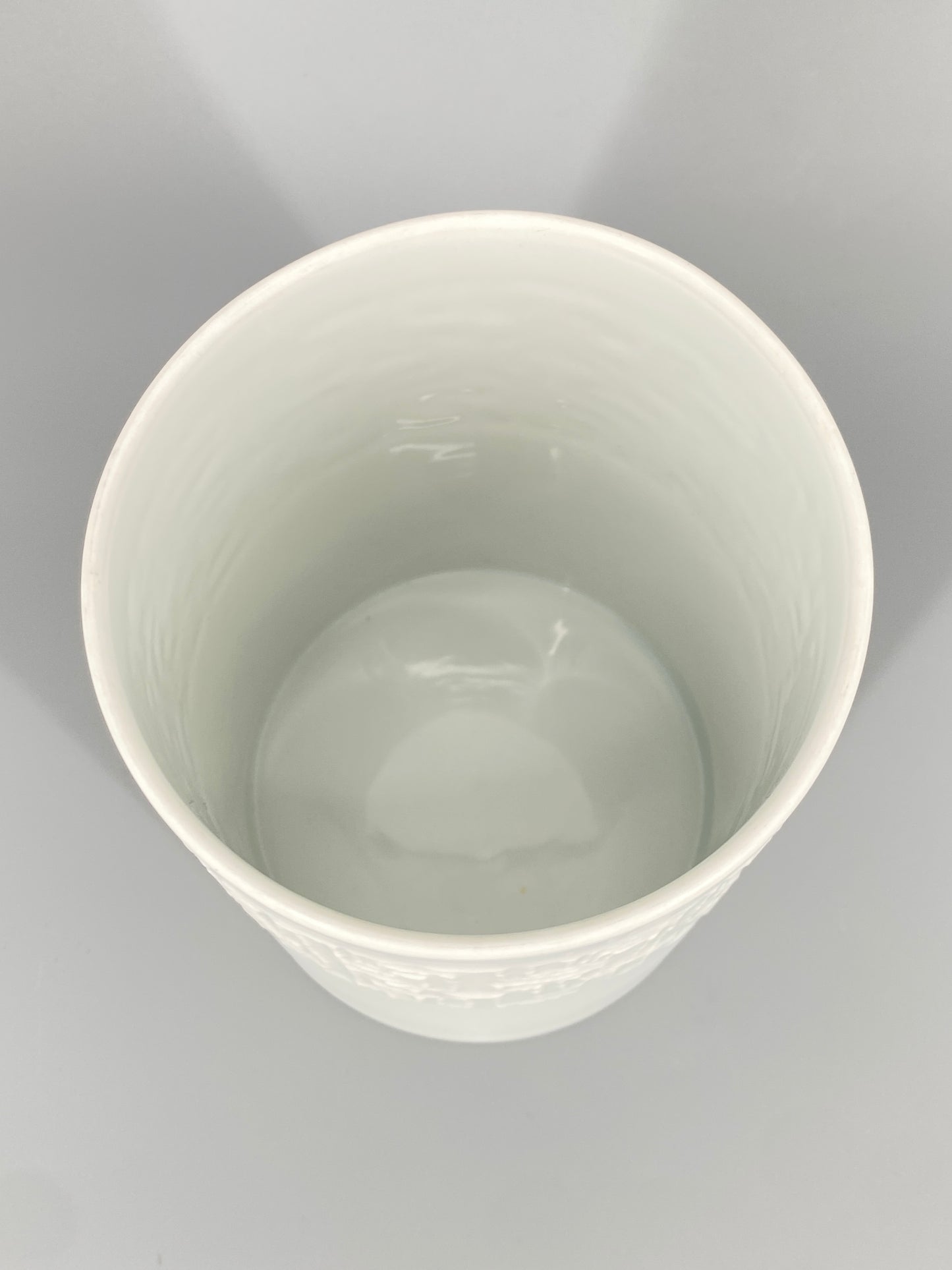 Vase mit abstraktem Reliefdekor von Cuno Fischer für Rosenthal aus Bisquitporzellan