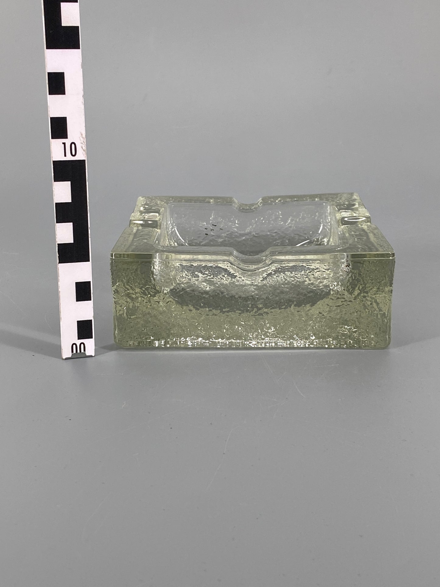 Mid Century Aschenbecher aus strukturiertem Glas mit Kunstleder, 70er