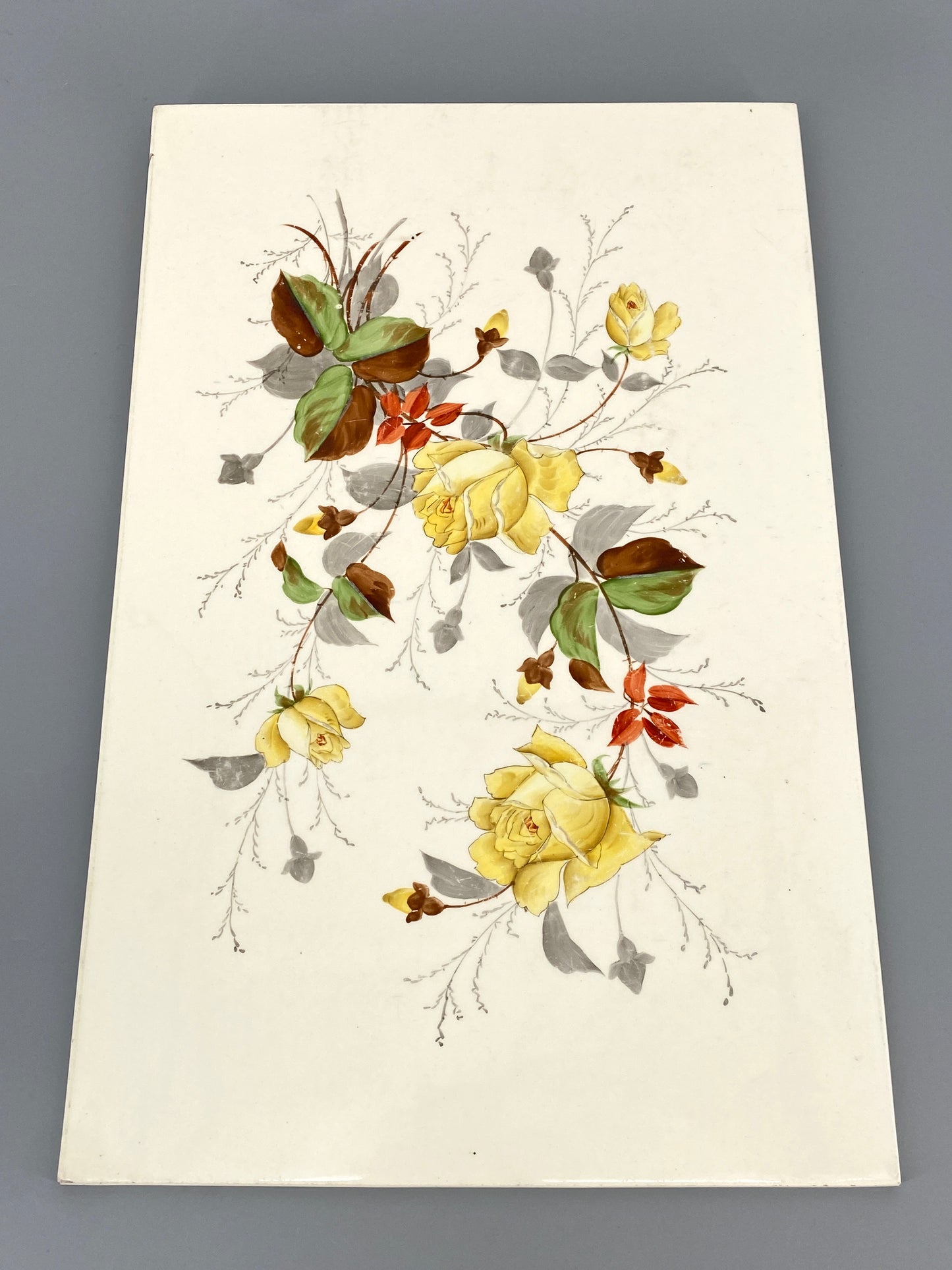 Große, bemalte Fliesenplatte mit einer Blumenkomposition, Jugendstil um 1900