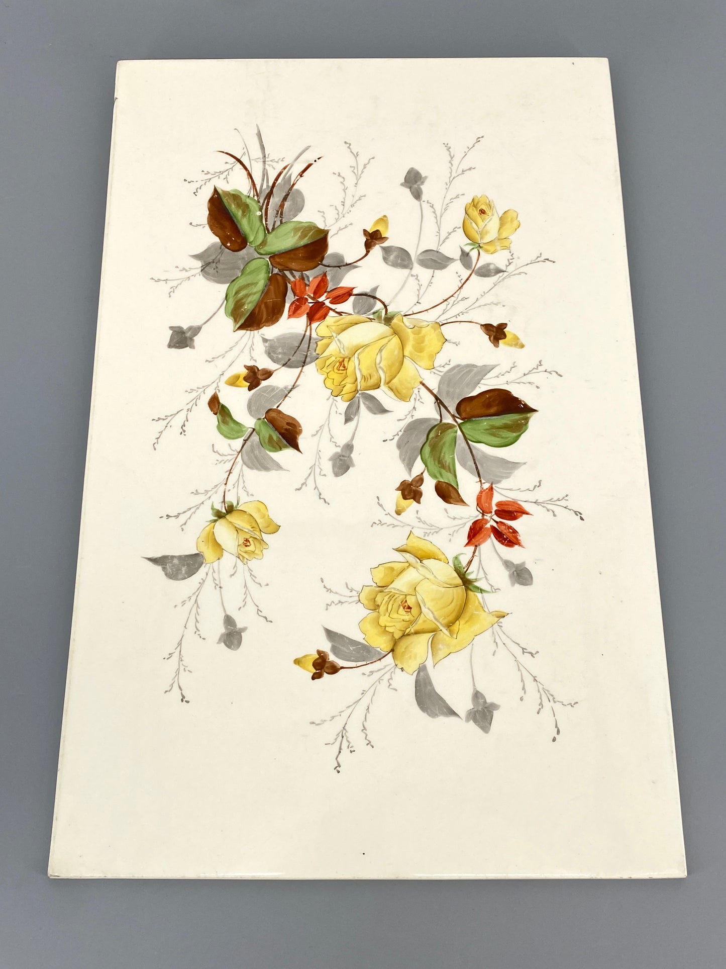 Große, bemalte Fliesenplatte mit einer Blumenkomposition, Jugendstil um 1900