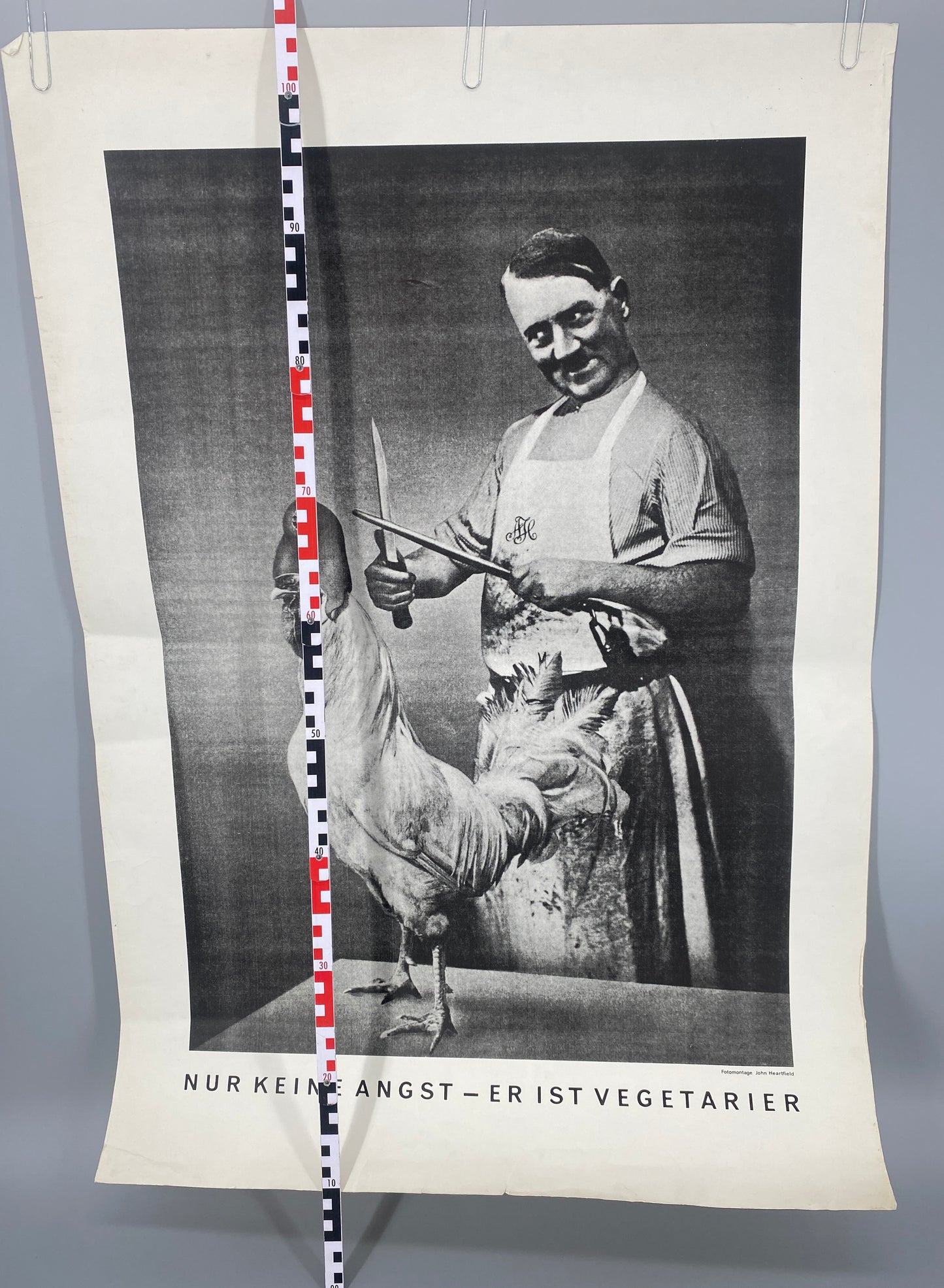 nGbk Berlin, John Heartfield - Nur keine Angst, er ist Vegetarier..., Original-Plakat