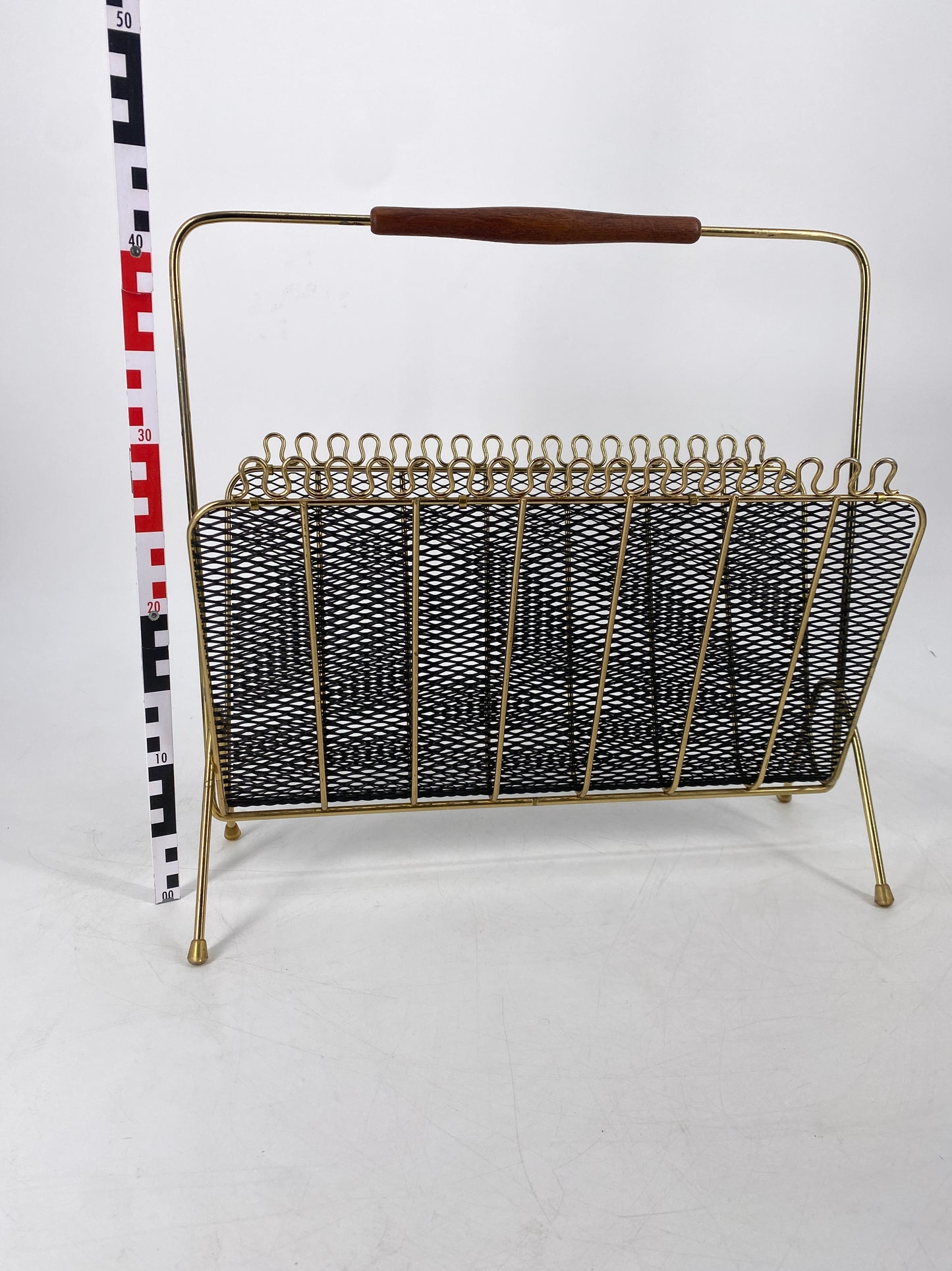 Mid Century Zeitungsständer aus Metall mit Holzgriff, Josef Frank Stil