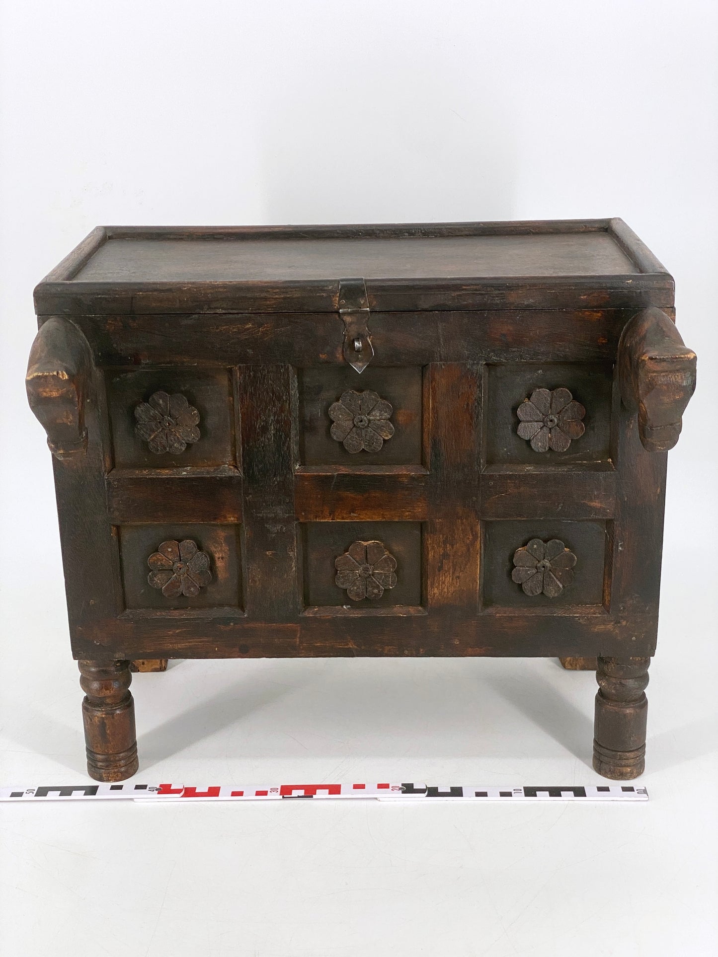 Holz Truhe mit zwei Pferdeköpfen, geschnitzt