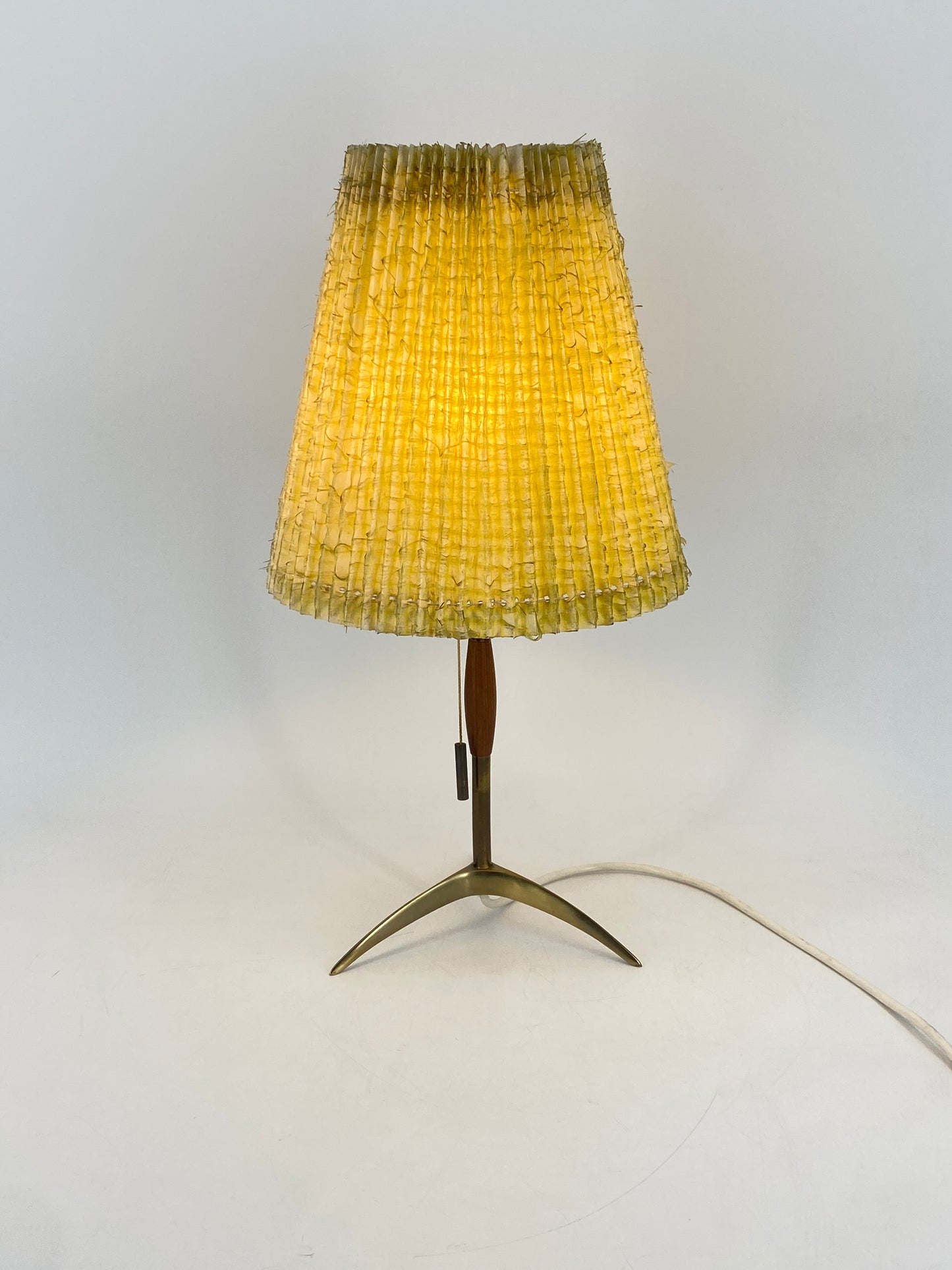 Ausgefallene Tischlampe aus Messing, Teakholz und gelbem Plissee Schirm