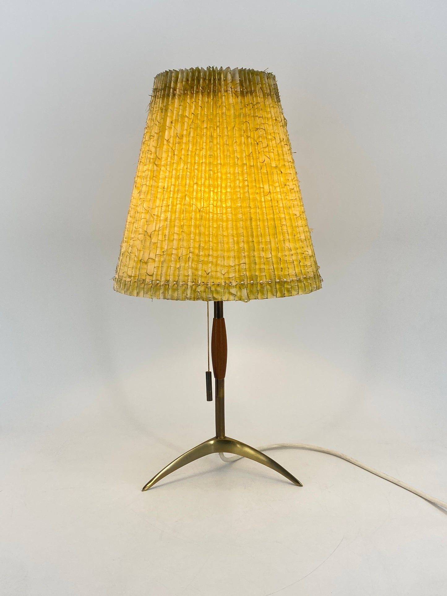 Ausgefallene Tischlampe aus Messing, Teakholz und gelbem Plissee Schirm