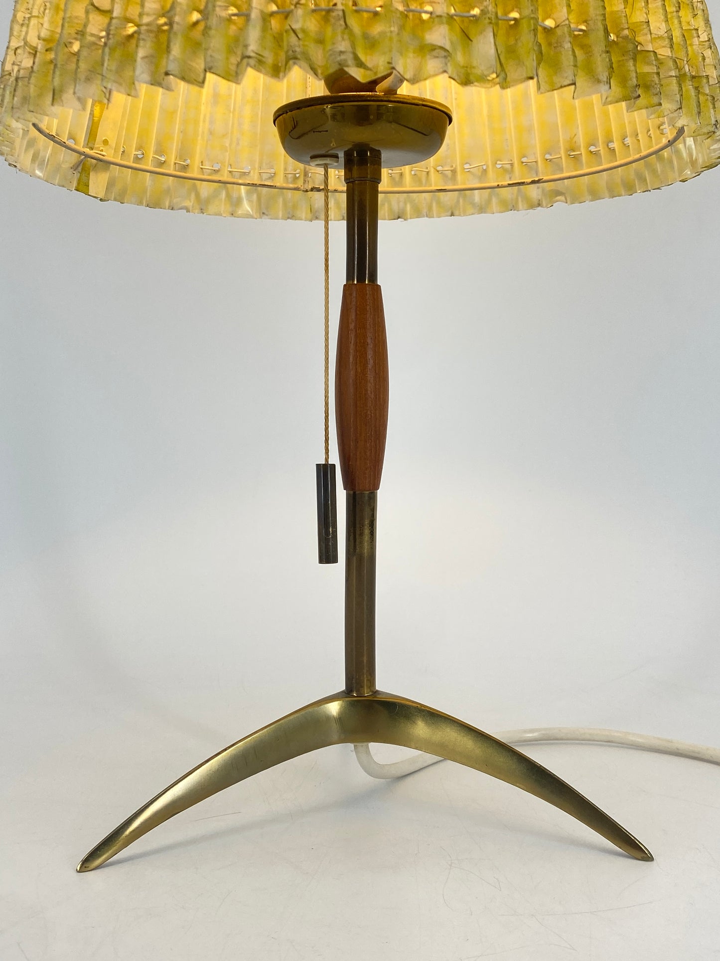 Ausgefallene Tischlampe aus Messing, Teakholz und gelbem Plissee Schirm