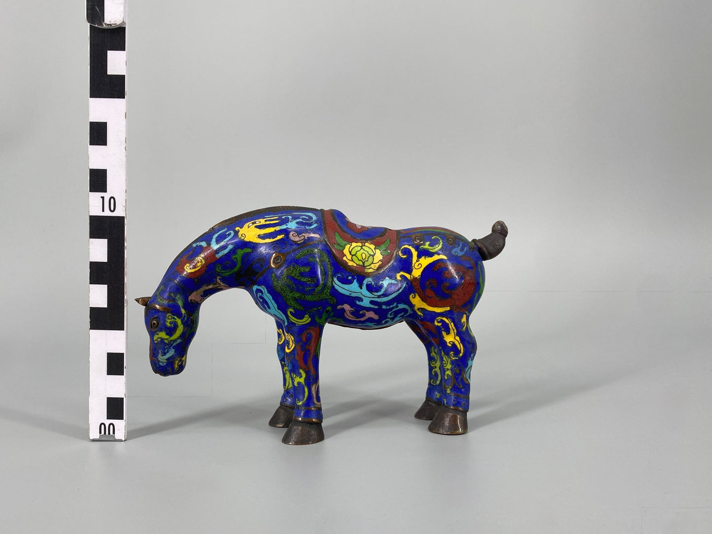 Cloisonne Pferd aus traditioneller Handarbeit, China, 20. Jh.