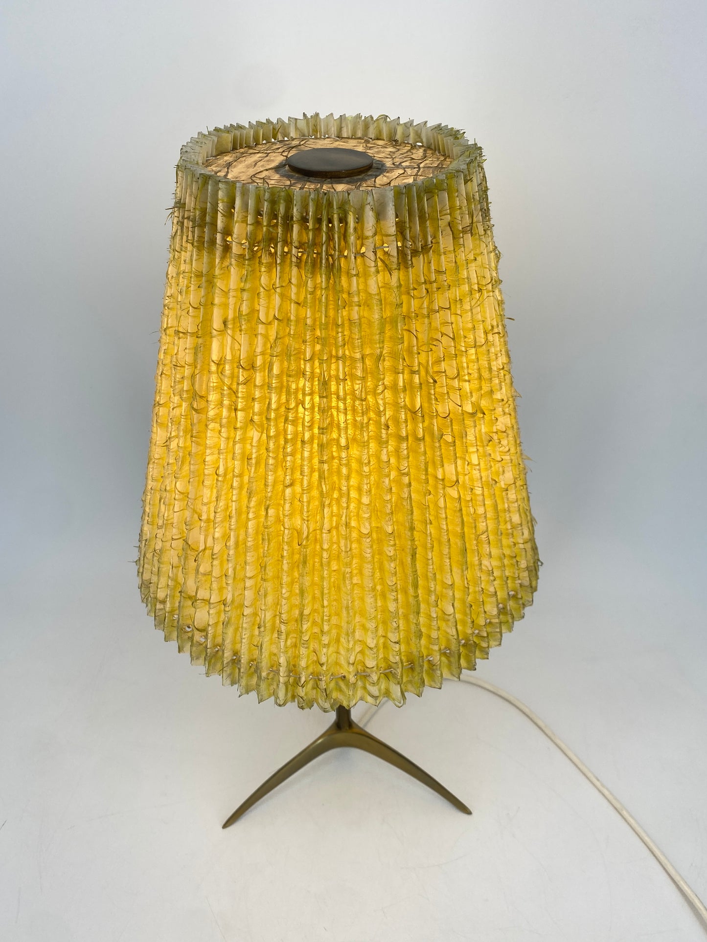 Ausgefallene Tischlampe aus Messing, Teakholz und gelbem Plissee Schirm