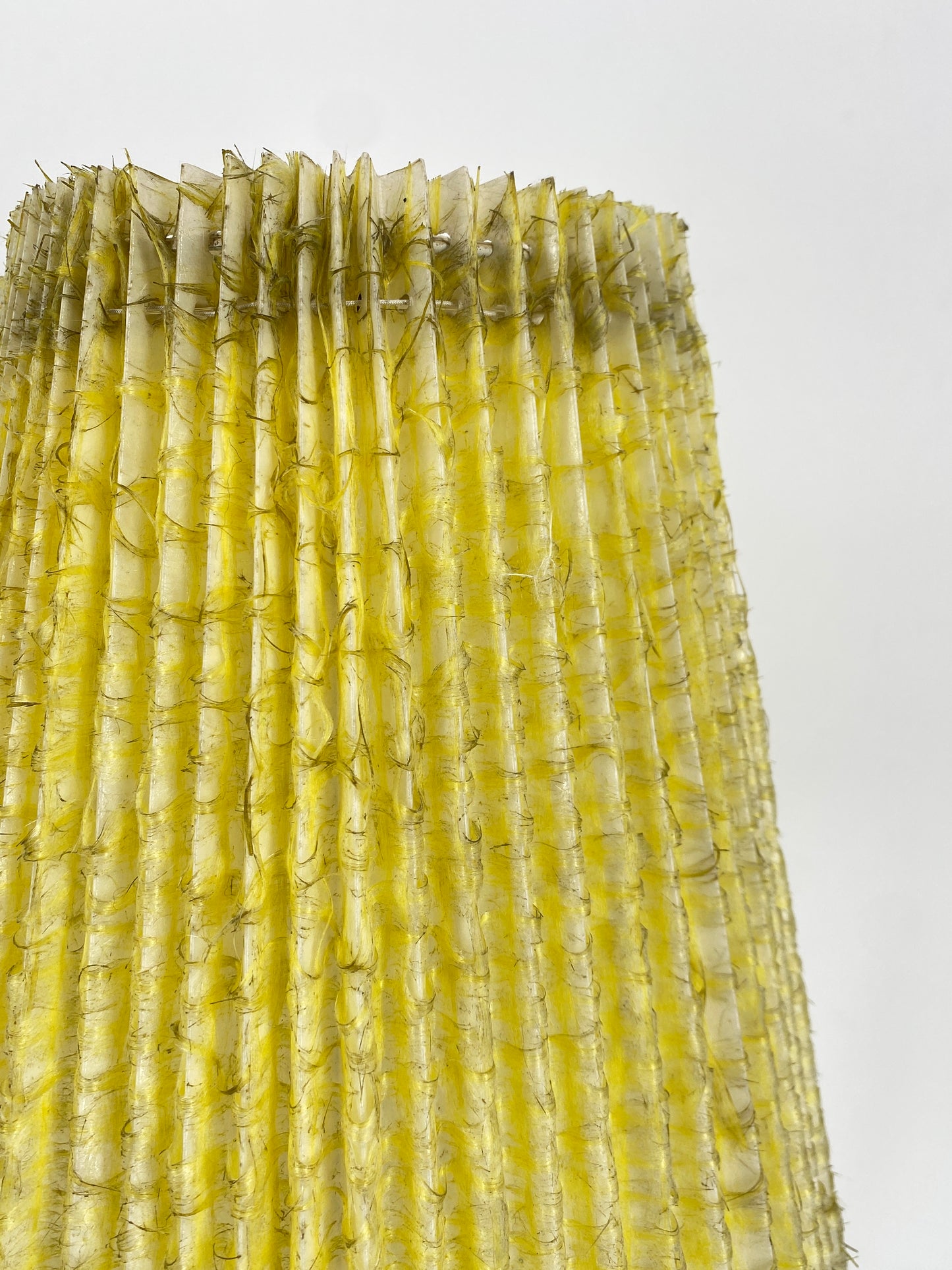 Ausgefallene Tischlampe aus Messing, Teakholz und gelbem Plissee Schirm
