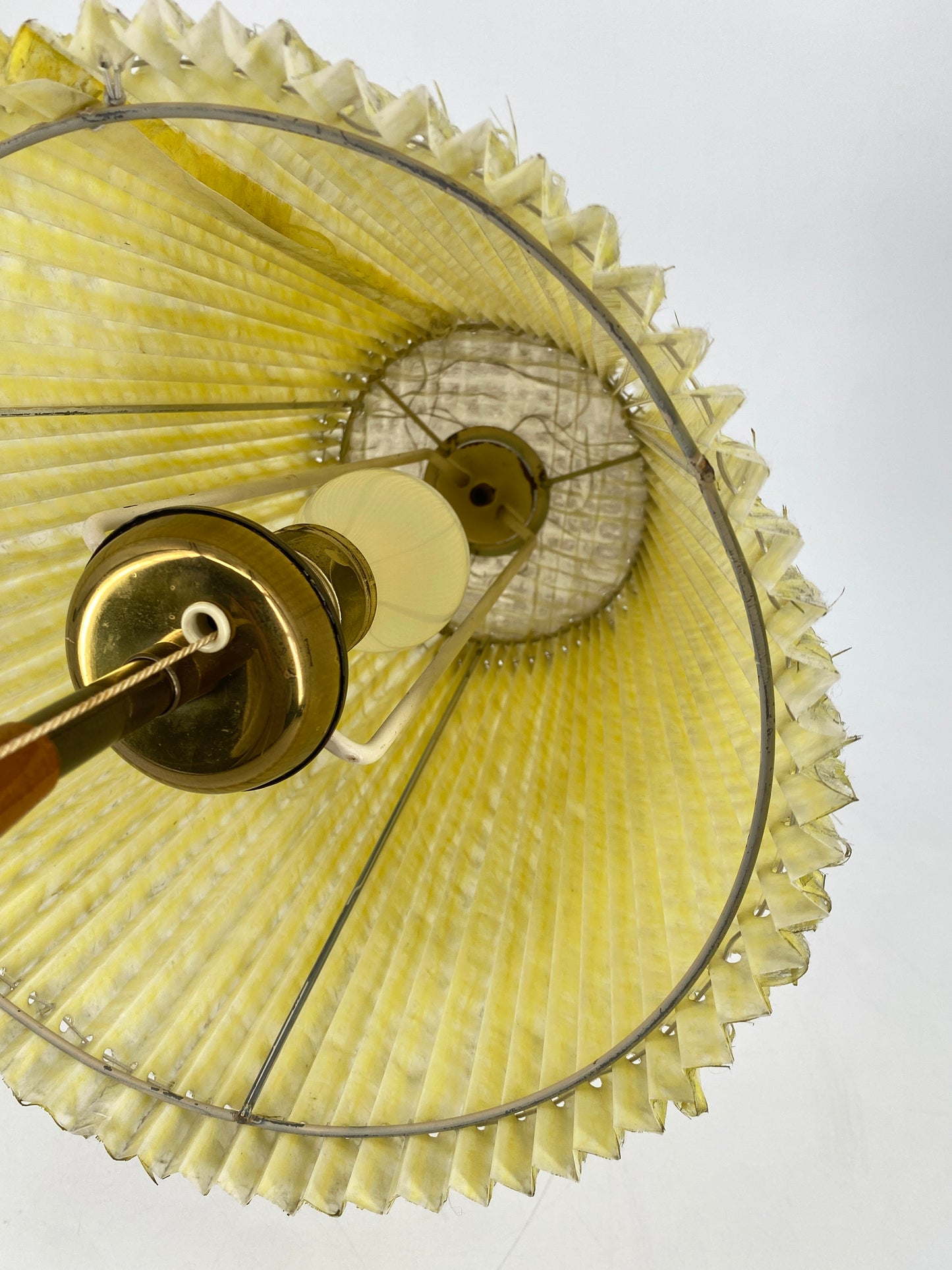 Ausgefallene Tischlampe aus Messing, Teakholz und gelbem Plissee Schirm