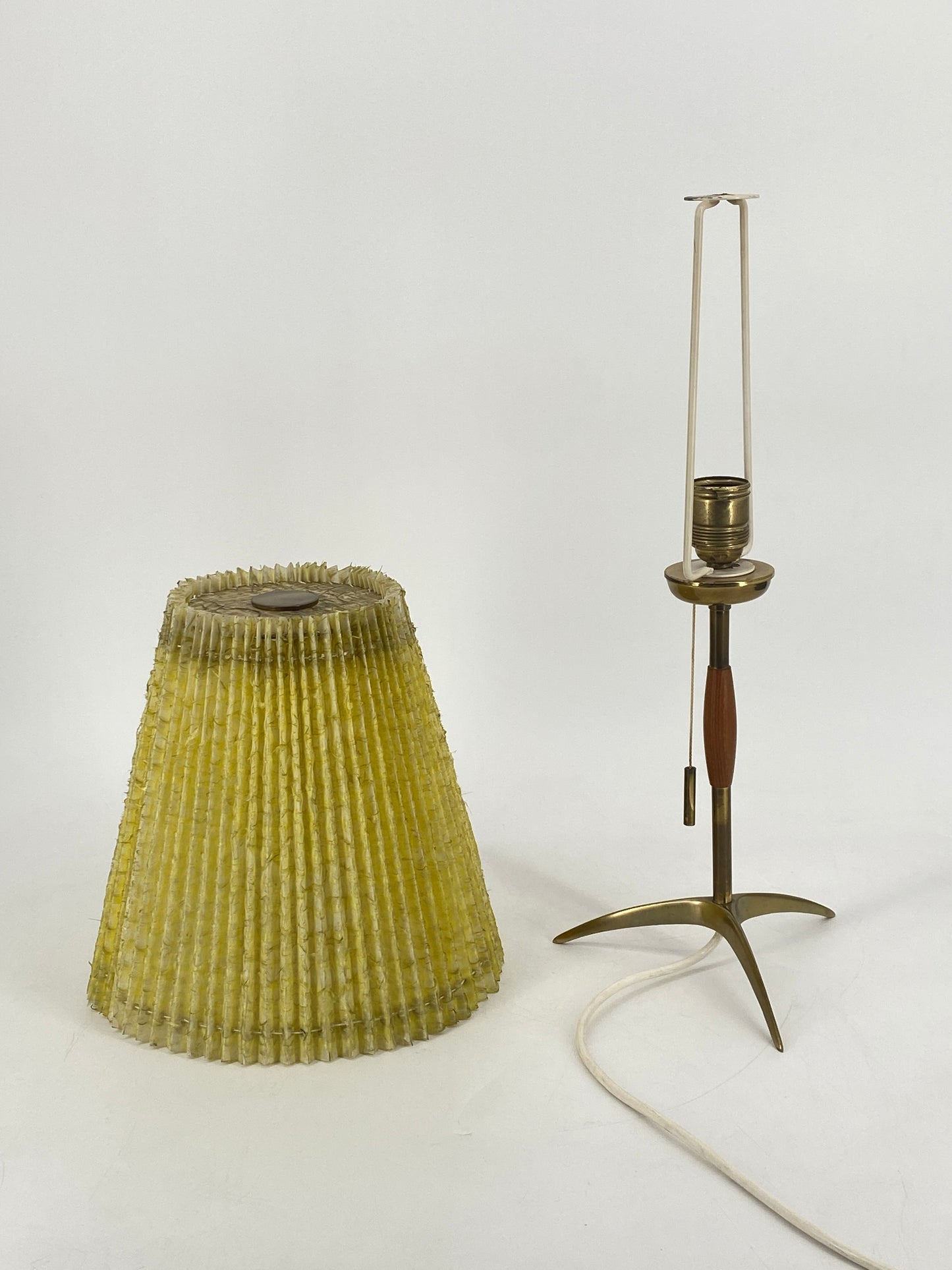 Ausgefallene Tischlampe aus Messing, Teakholz und gelbem Plissee Schirm