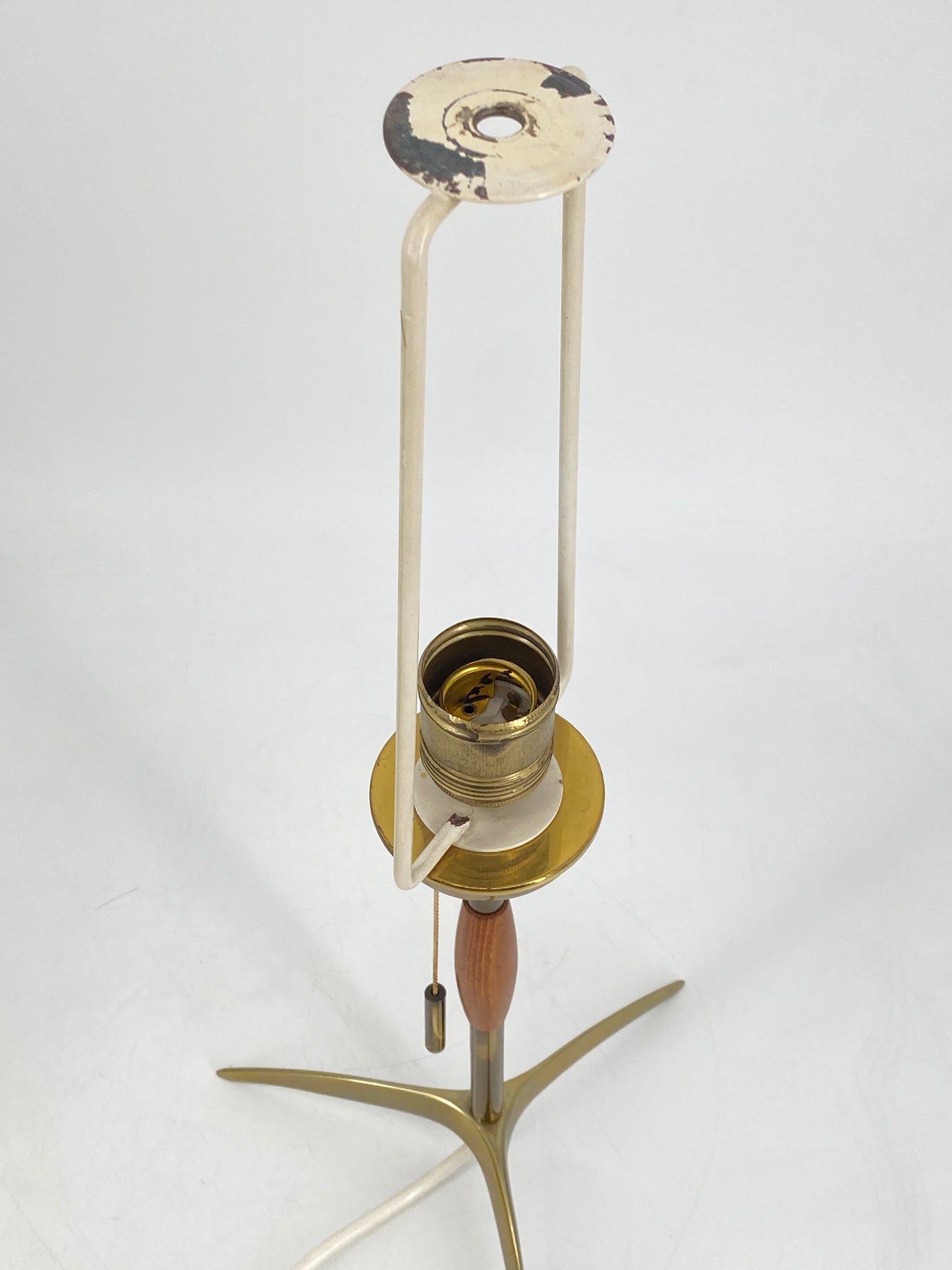 Ausgefallene Tischlampe aus Messing, Teakholz und gelbem Plissee Schirm