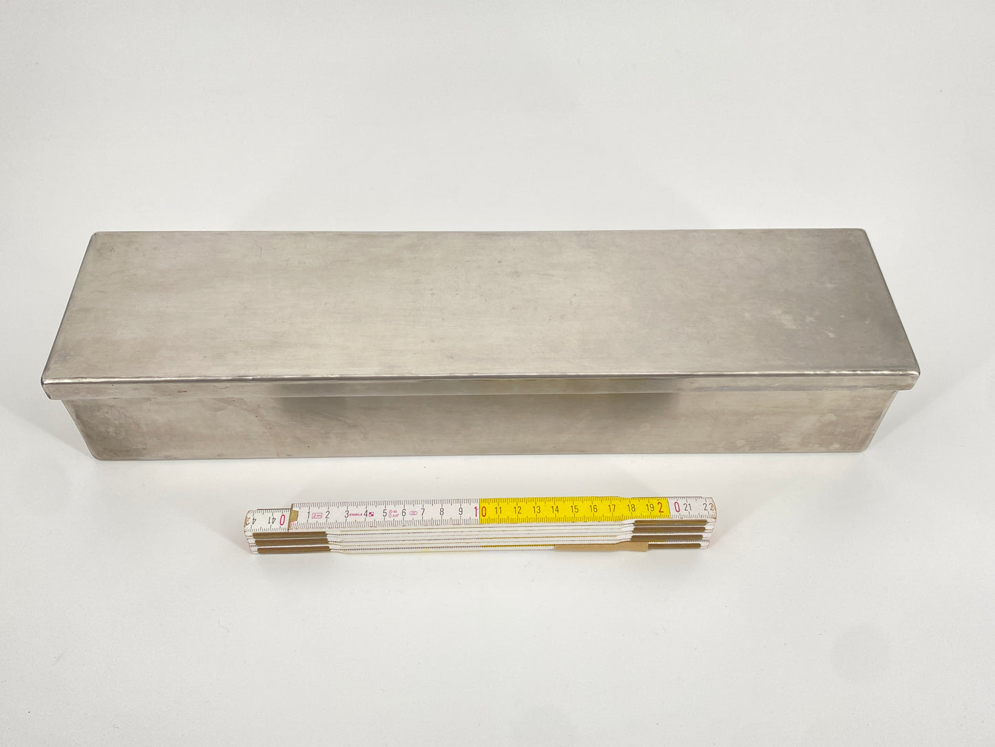 Minimalistische Aufbewahrung, Metallkiste, Werkzeugkasten, Chirurgenbesteck