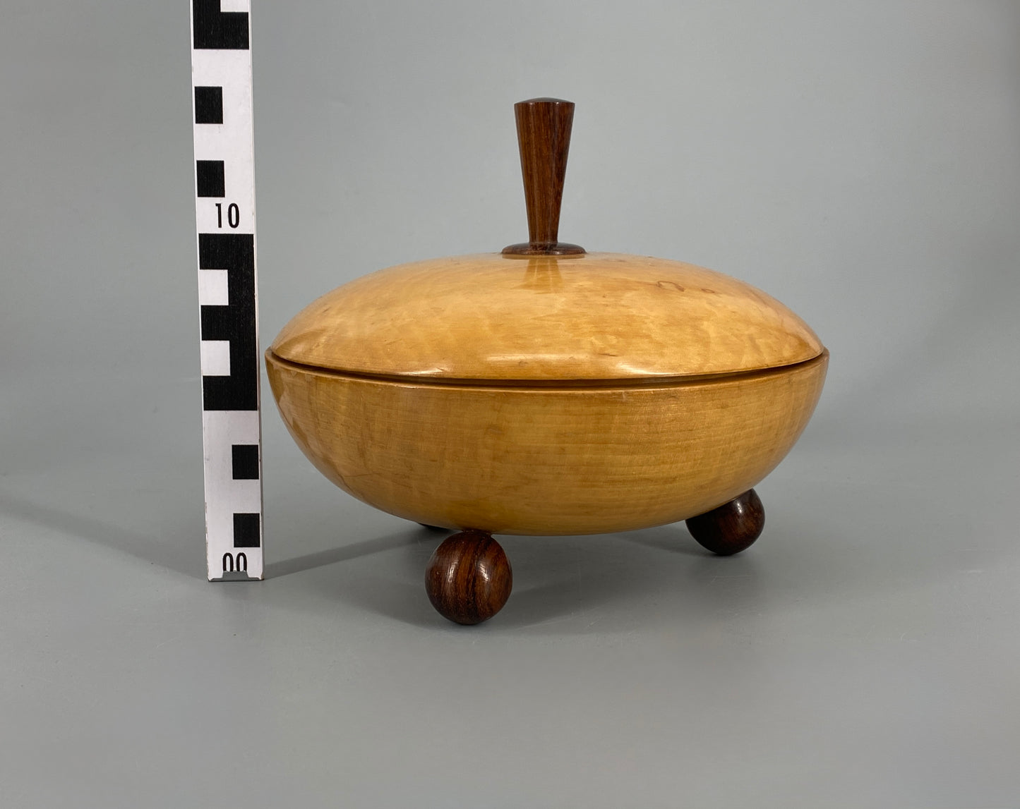 Gedrechselte Holzdose mit Details aus dunklem Holz