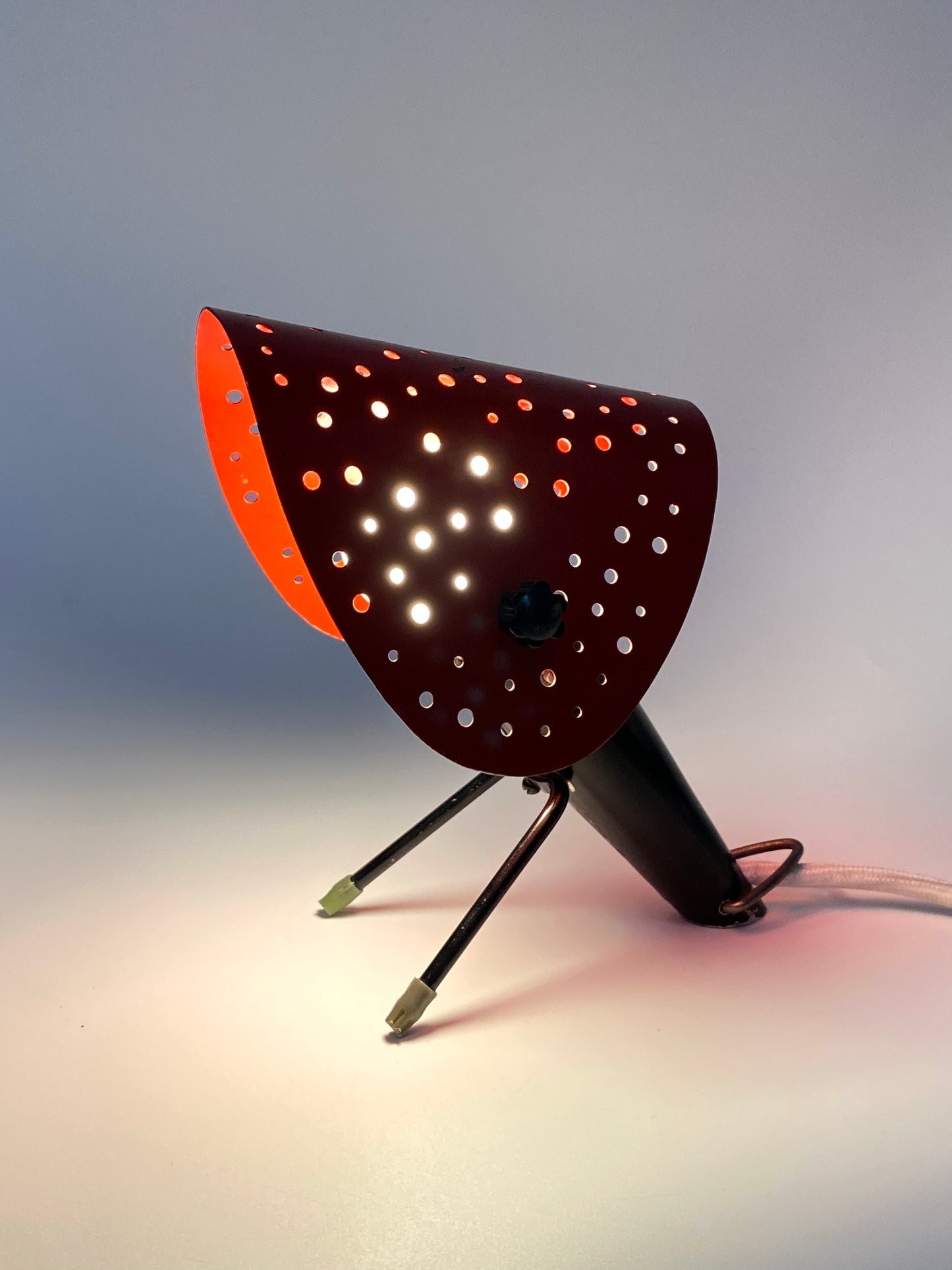 Tischlampe mit perforiertem Schirm von Ernest Igl für Hillebrand, 50er