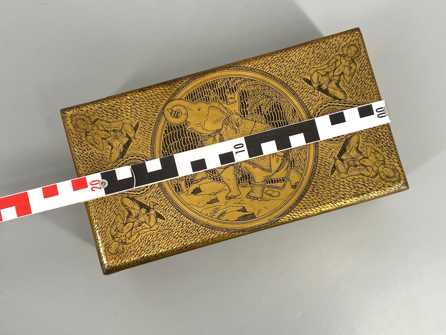 Vintage Schatulle aus Stahlblech und Holz in Messingoptik mit Motiven aus Indien