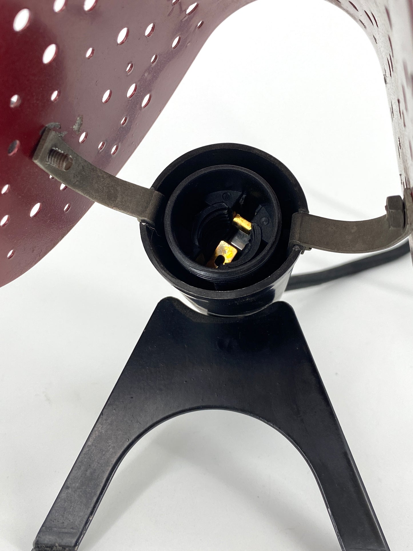 Tischlampe mit perforiertem Schirm von Ernest Igl für Hillebrand, 50er