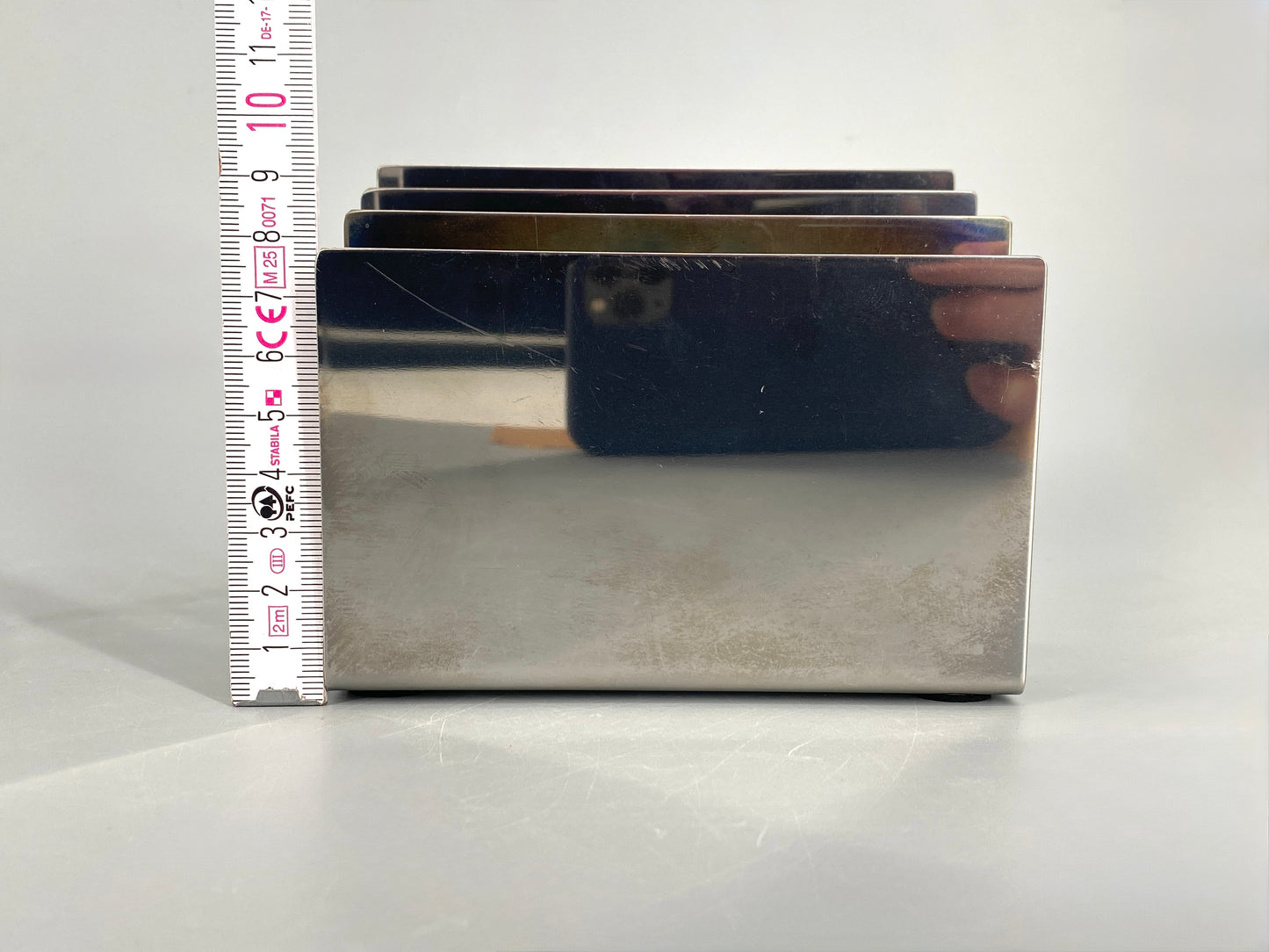 Zeitlose Briefablage von Emform aus Edelstahl