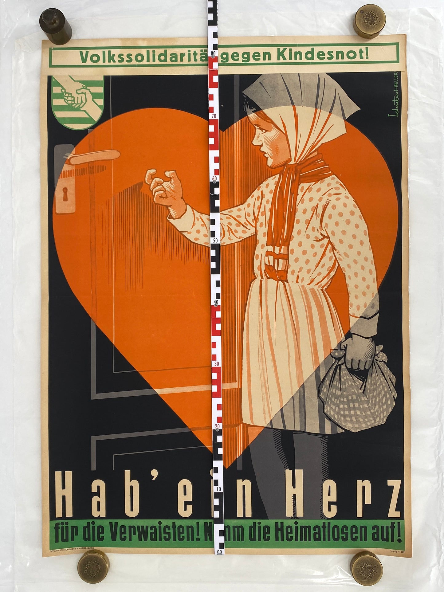 Überklebtes Propagandaplakat der Volkssolidarität zum Thema Winternot/Kindesnot von Wilhelm Schubert aus Deutschland (Sowjetische Besatzungszone), 40er