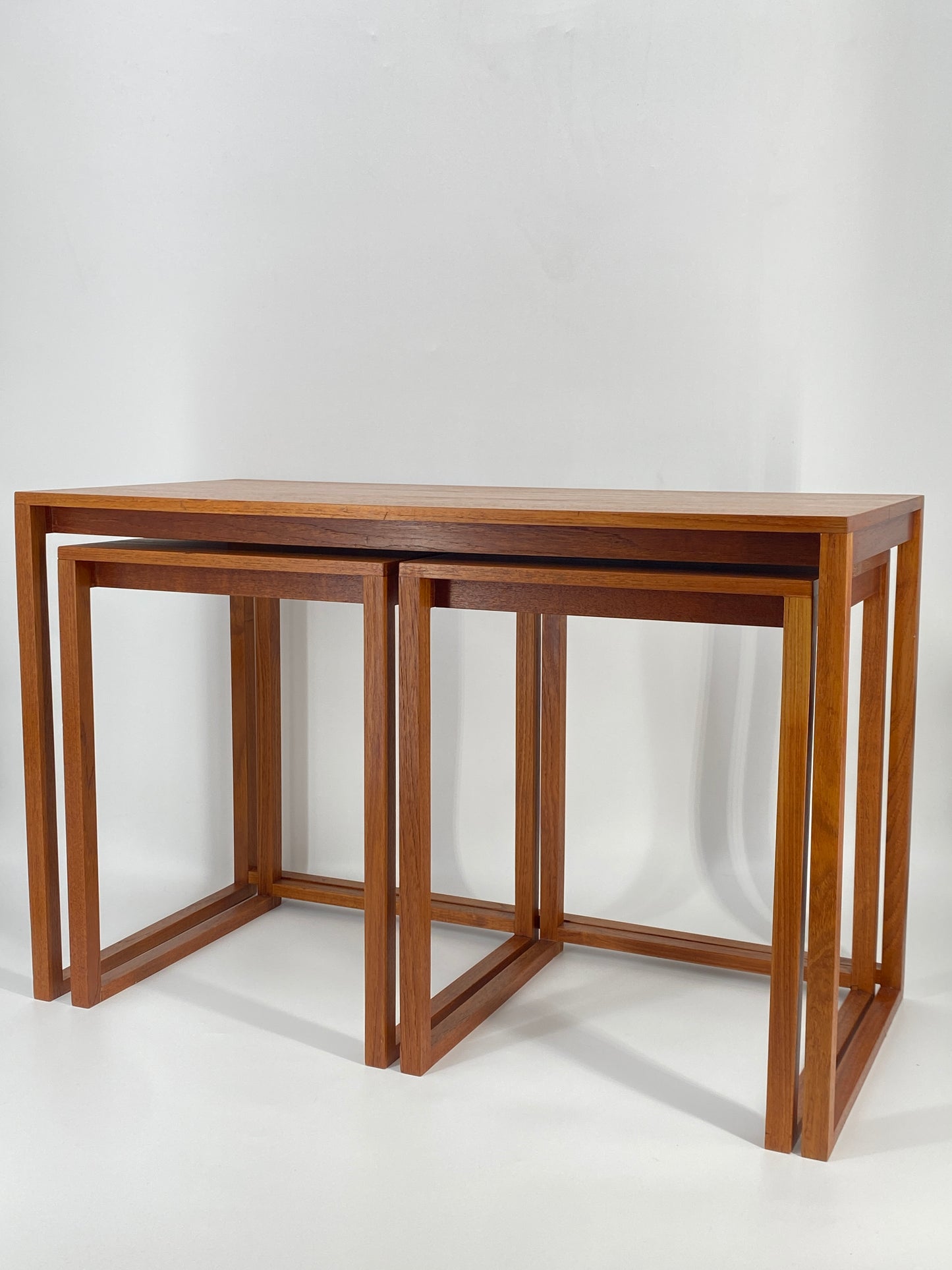 Satztische aus Teakholz gradliniges schlichtes Design, Mid Century