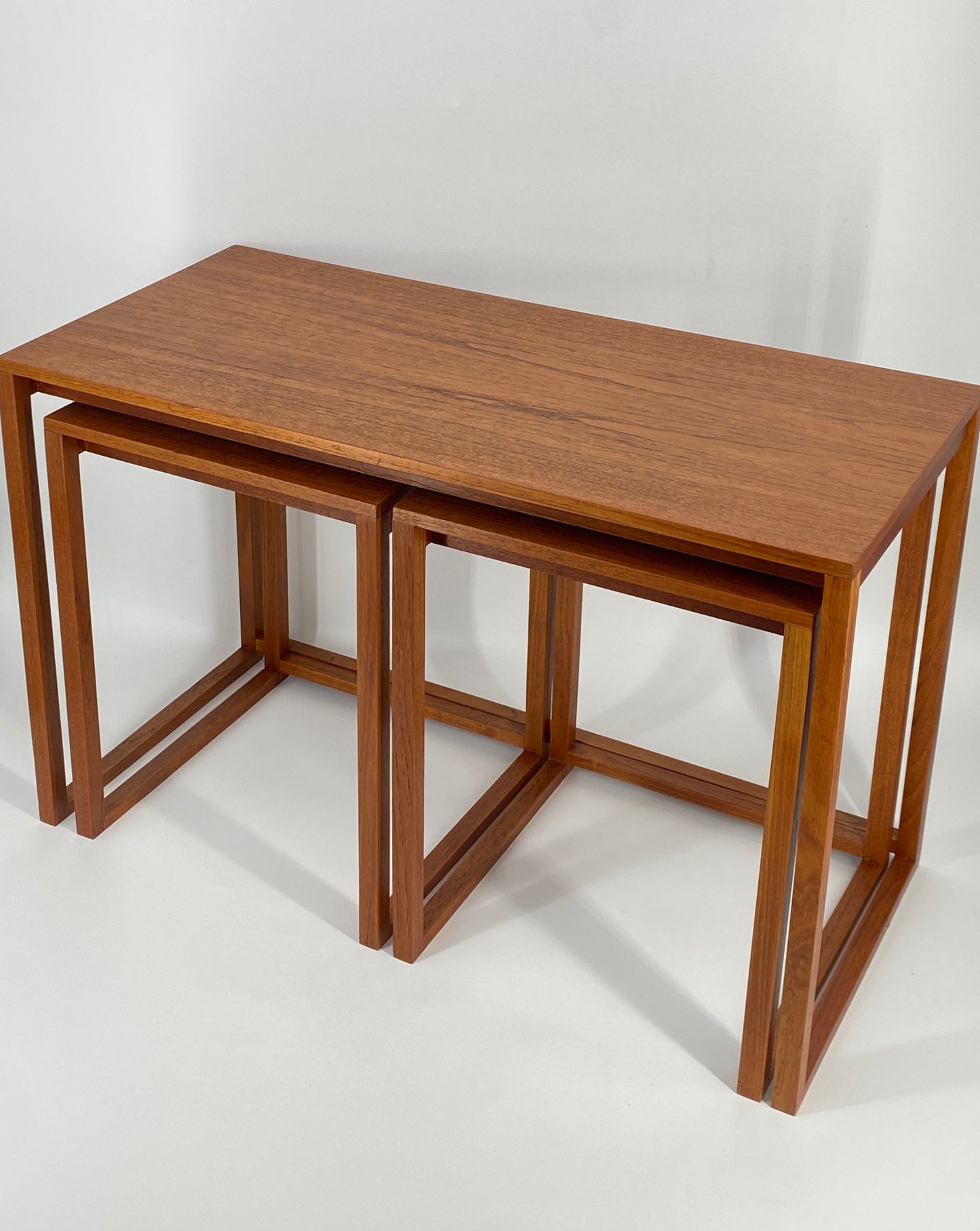 Satztische aus Teakholz gradliniges schlichtes Design, Mid Century