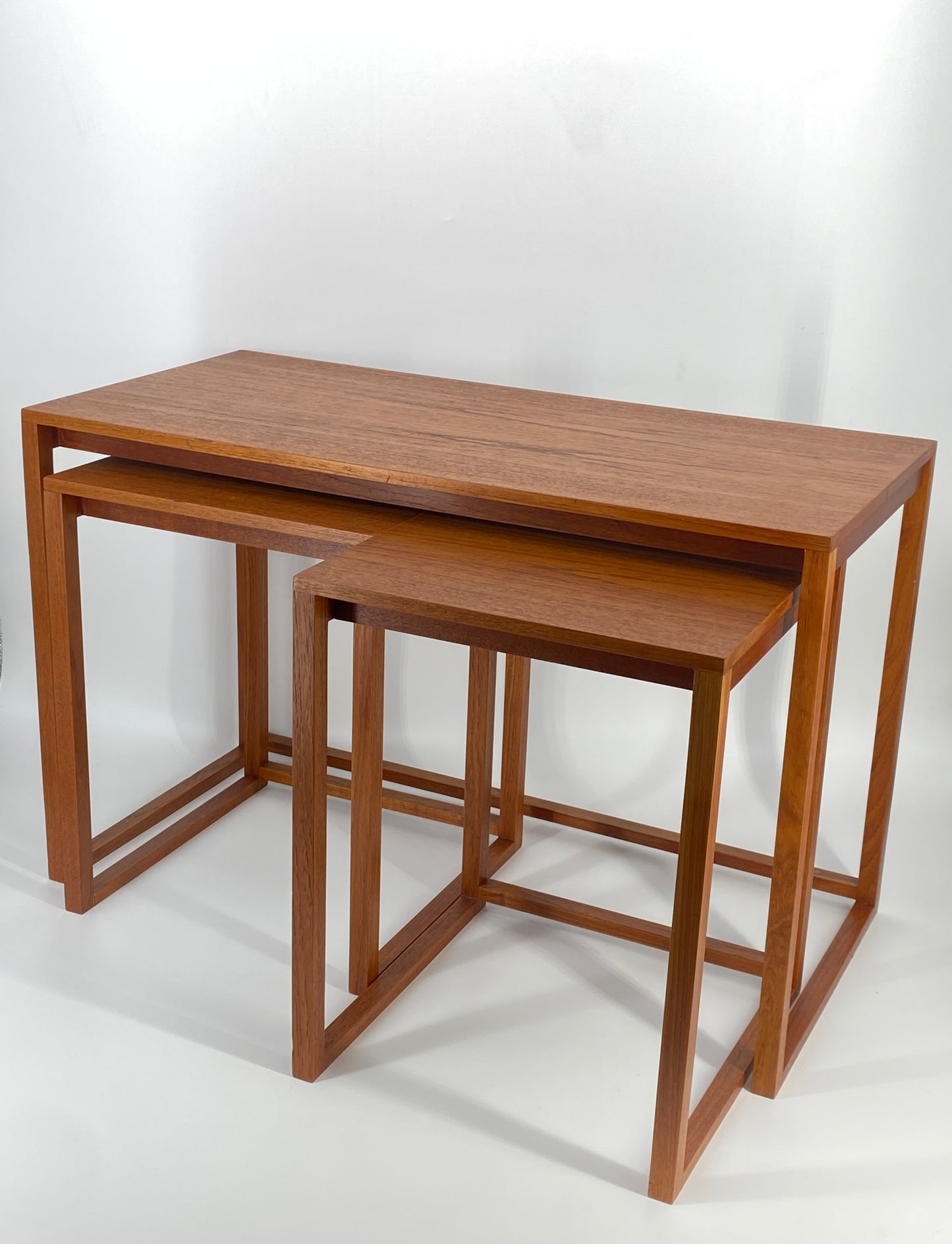 Satztische aus Teakholz gradliniges schlichtes Design, Mid Century