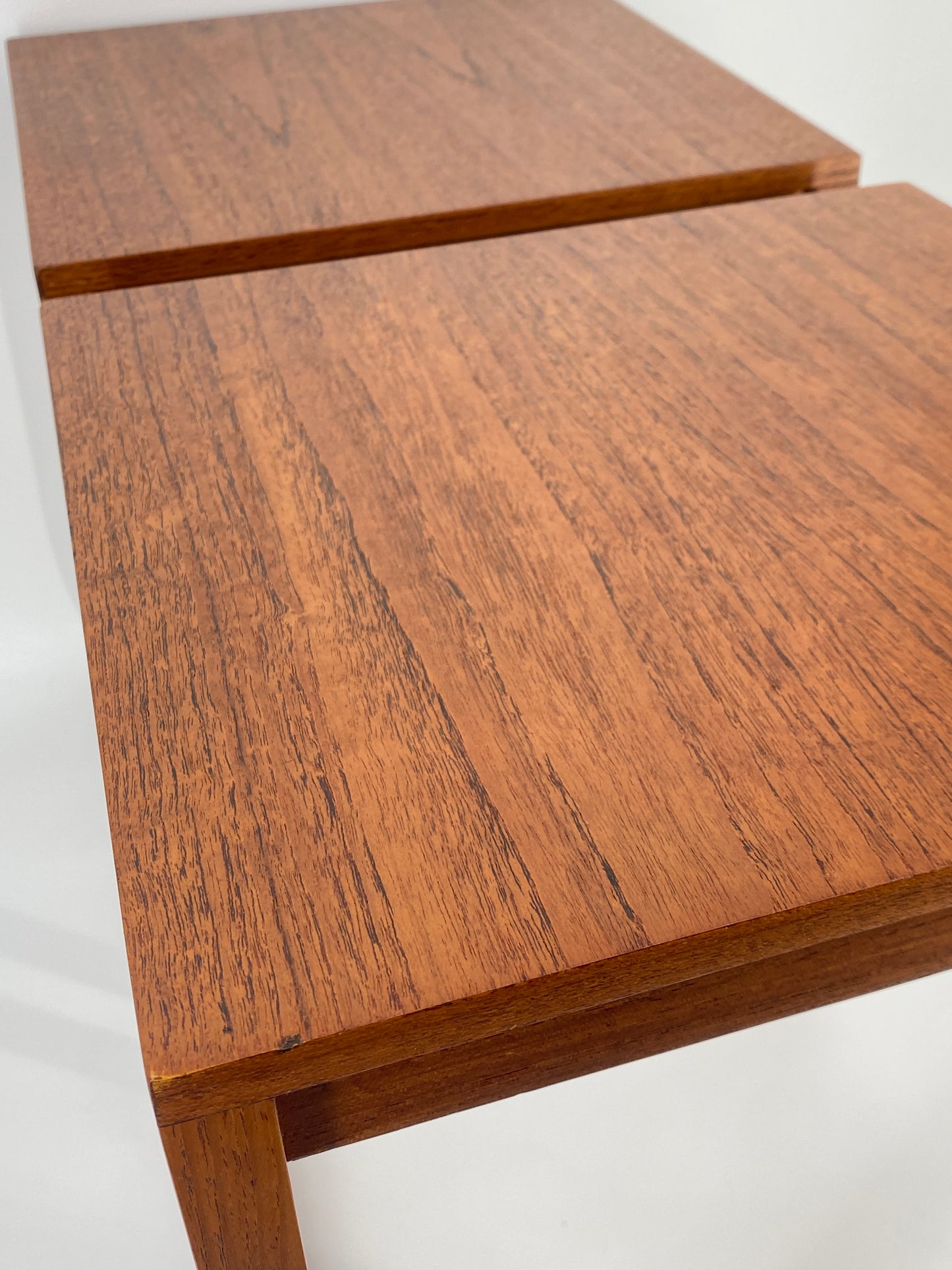 Satztische aus Teakholz gradliniges schlichtes Design, Mid Century