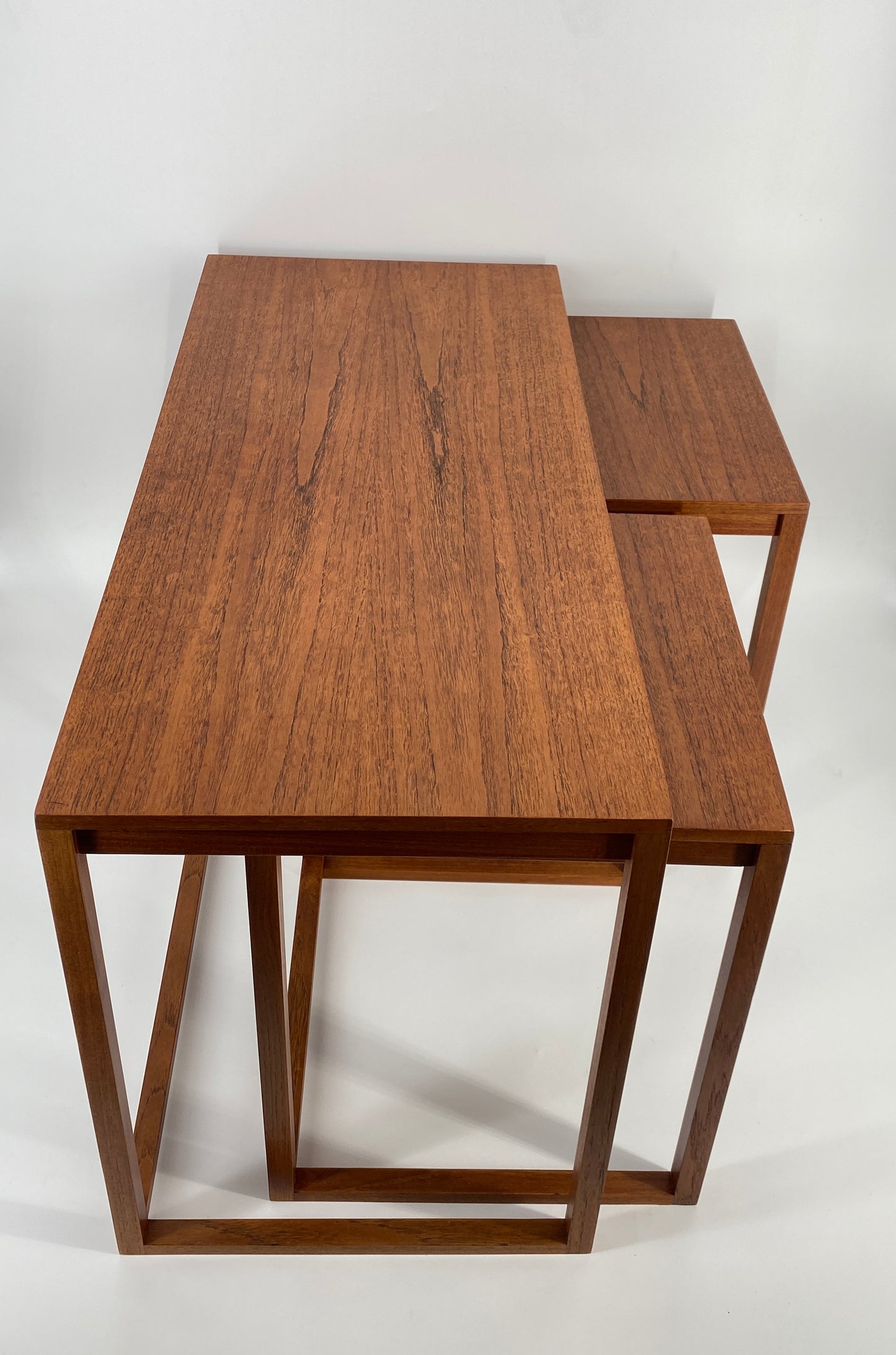 Satztische aus Teakholz gradliniges schlichtes Design, Mid Century