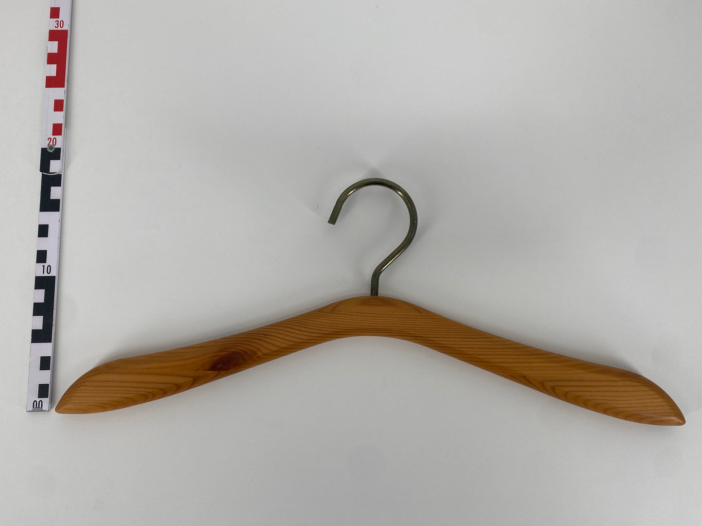 9 Vintage Kleiderbügel aus Kiefer