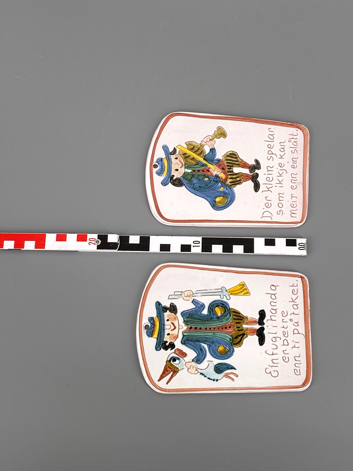 2 handbemalte Wandteller/Fliesen aus Keramik mit norwegischen Sprüchen von Erik Nossum, Norwegen