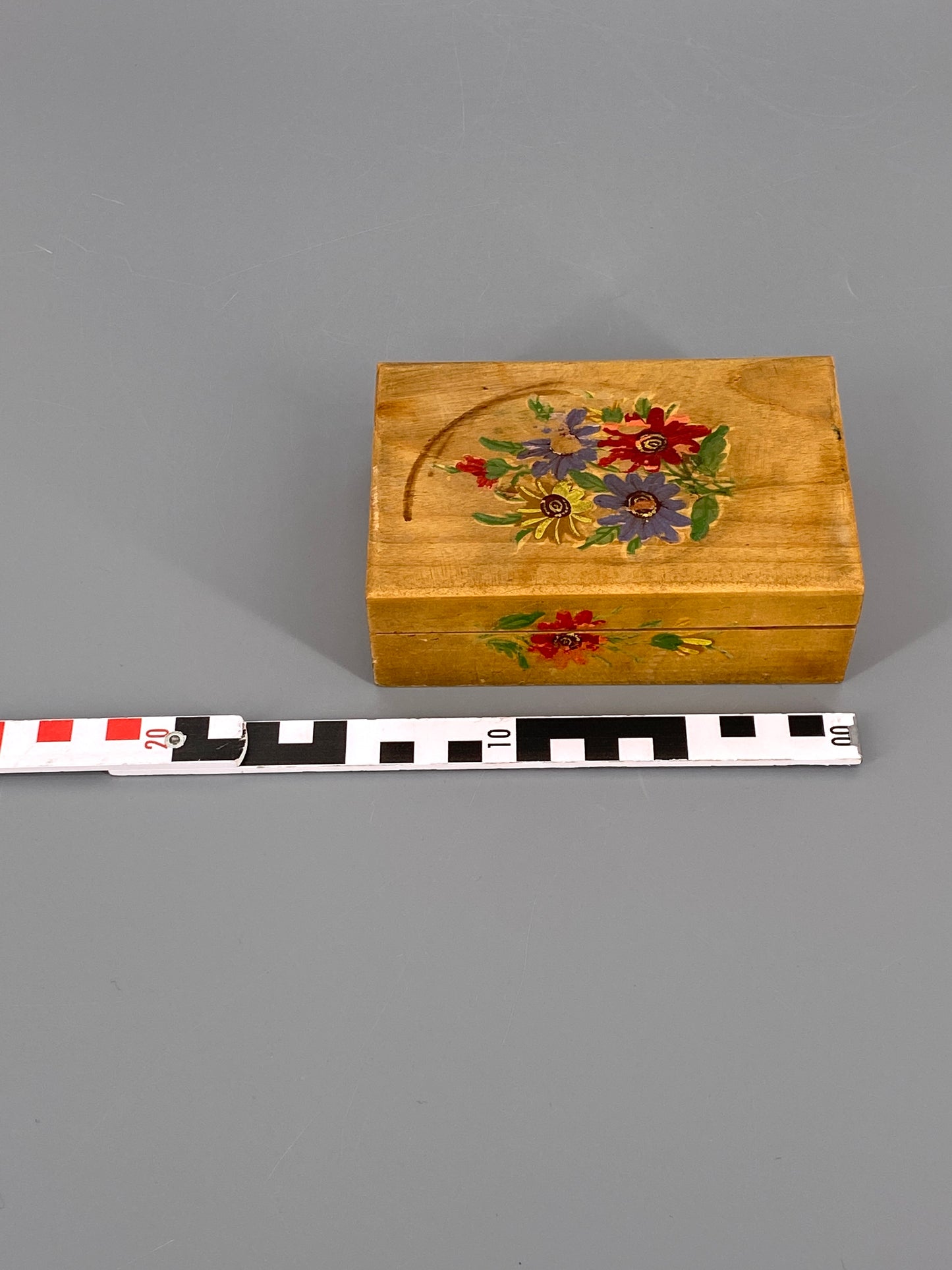 kleine Holzschatulle mit handbemalten Blumen