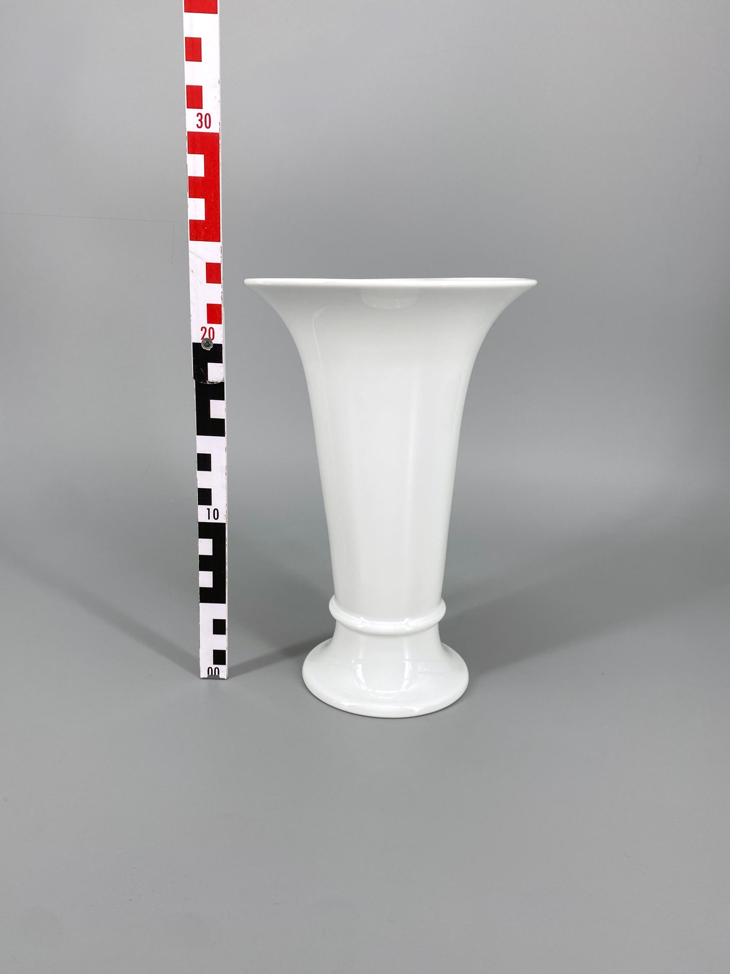 weiße Porzellan Vase in Trichterform von AK Kaiser, Deutschland, 1970er