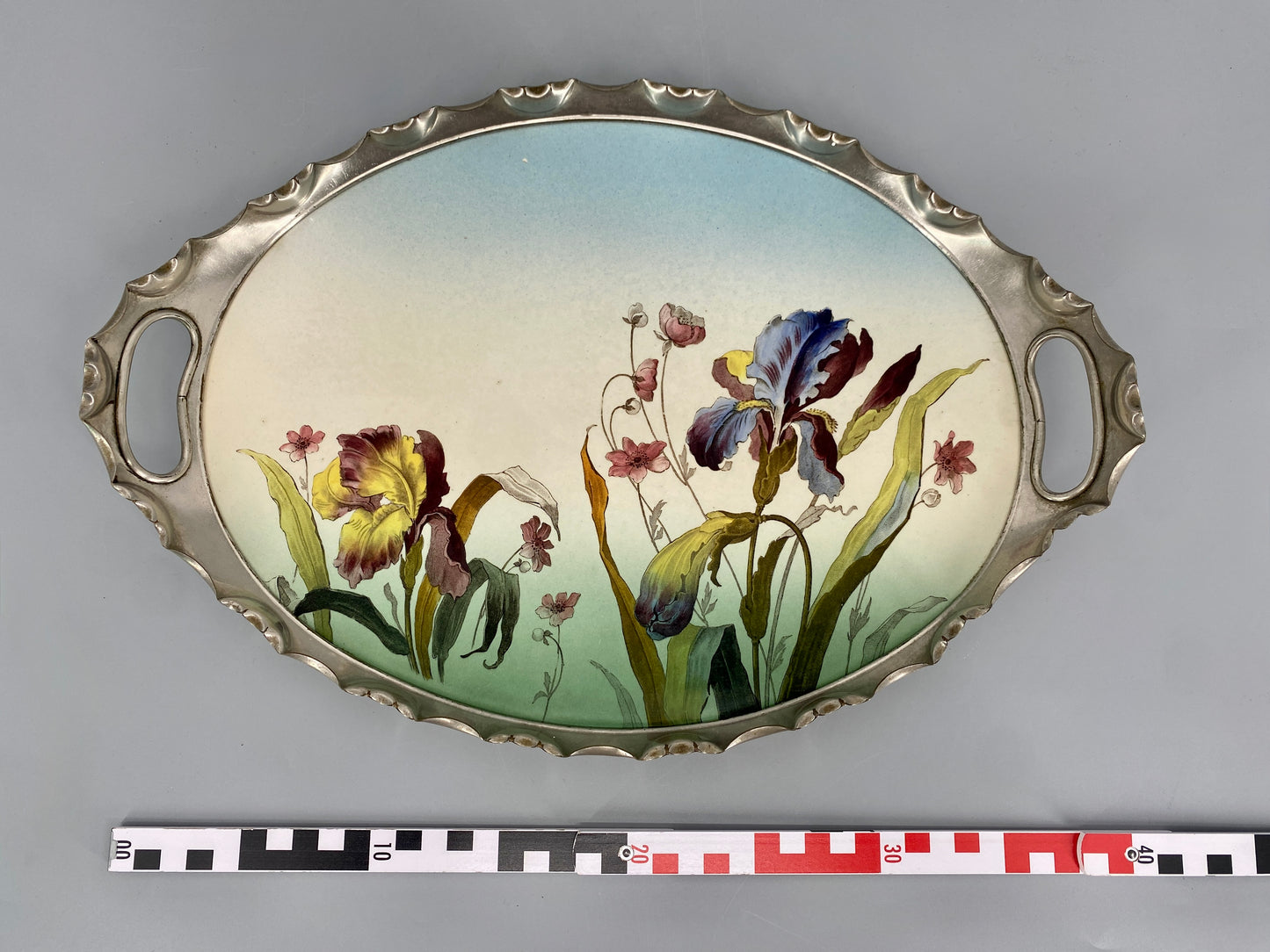 Serviertablet mit Irismotiv von Max Dannhorn, Jugendstil