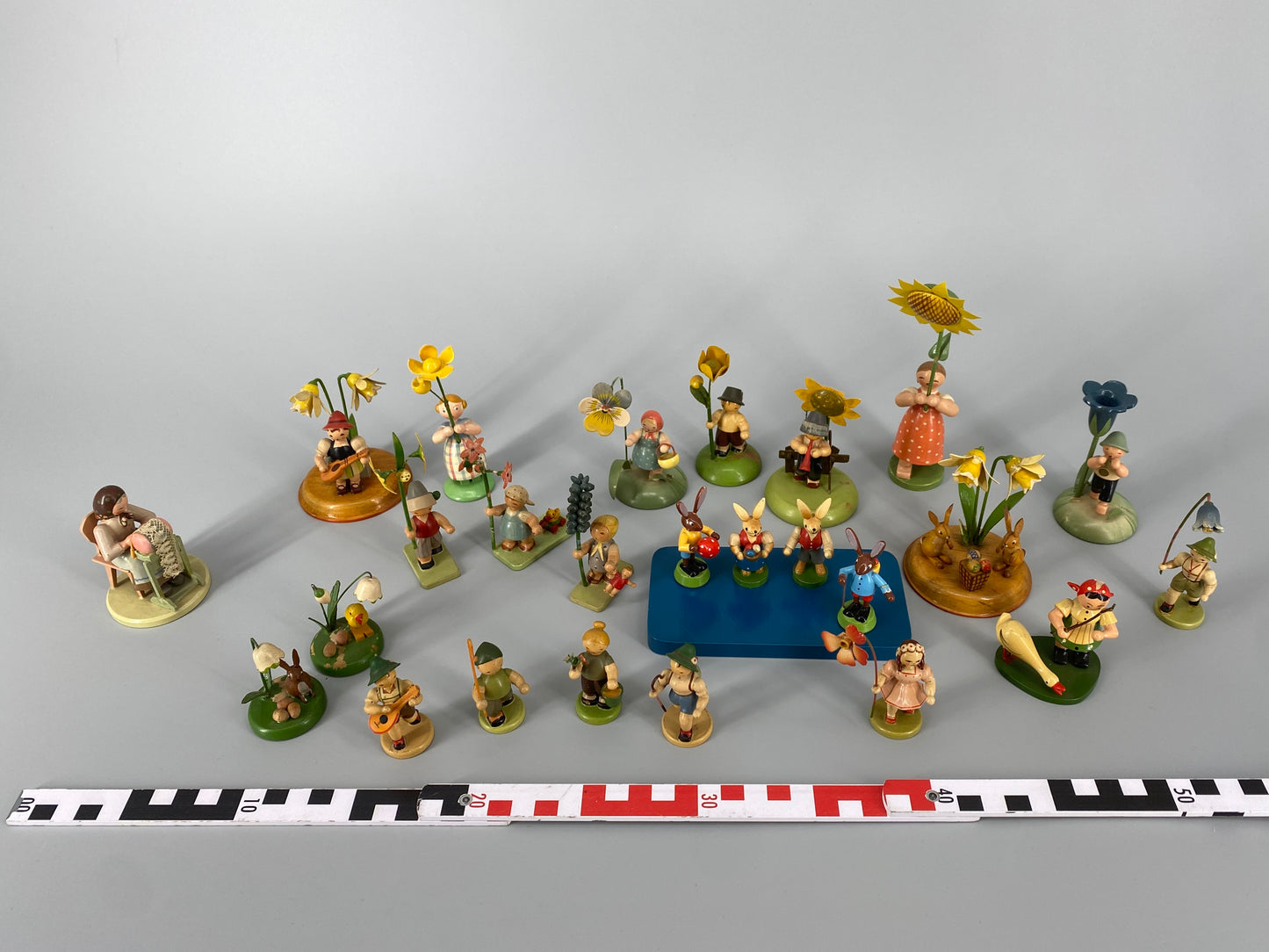 Sammlung aus Blumenkindern und weiteren Holzminiaturfiguren, Deutschland, ca. 1930-1950