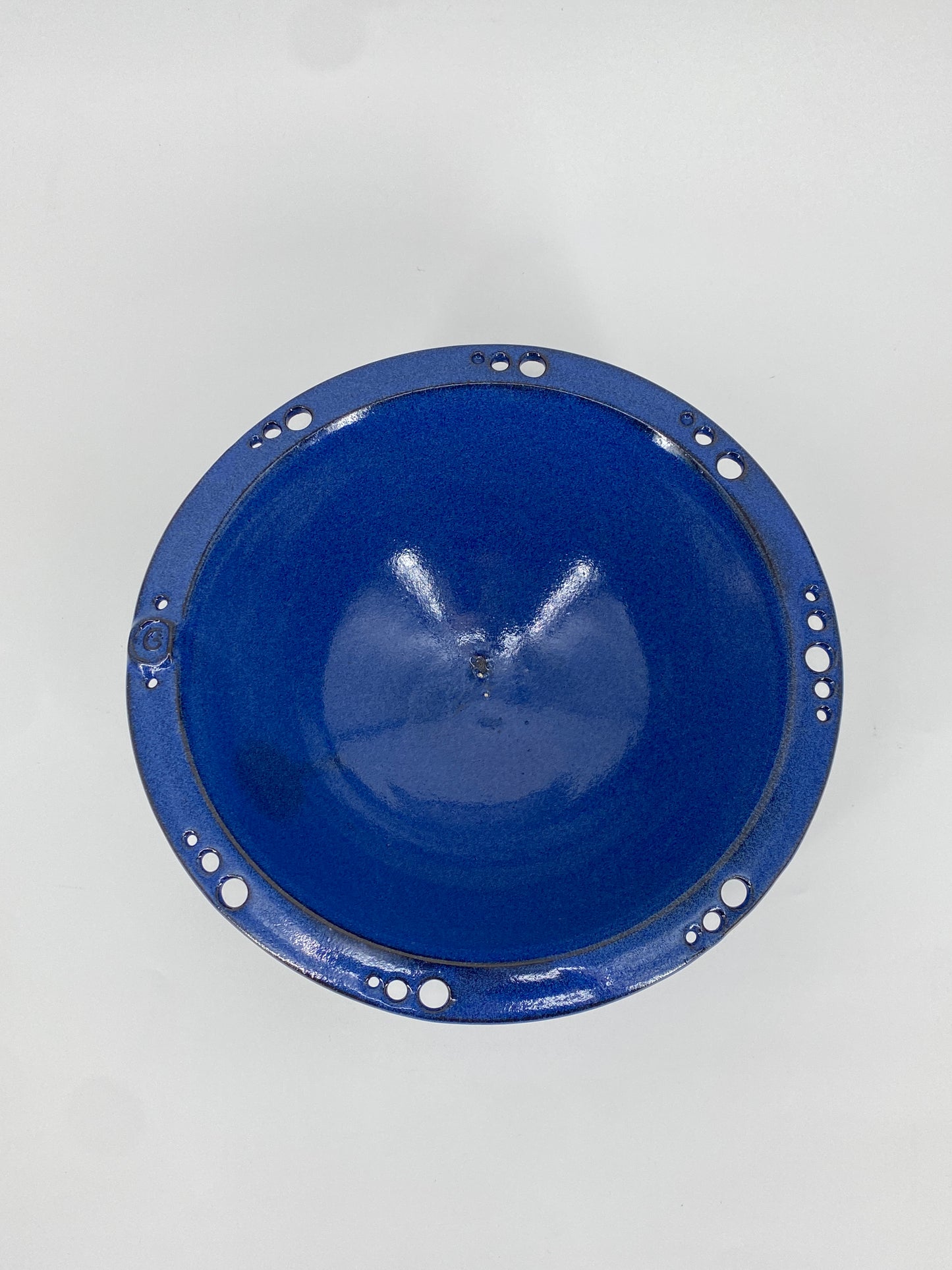 Blaue Keramik Schale mit perforiertem Rand