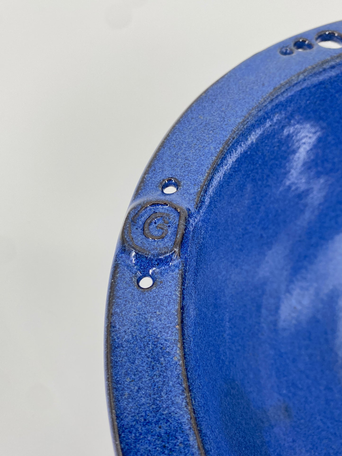 Blaue Keramik Schale mit perforiertem Rand