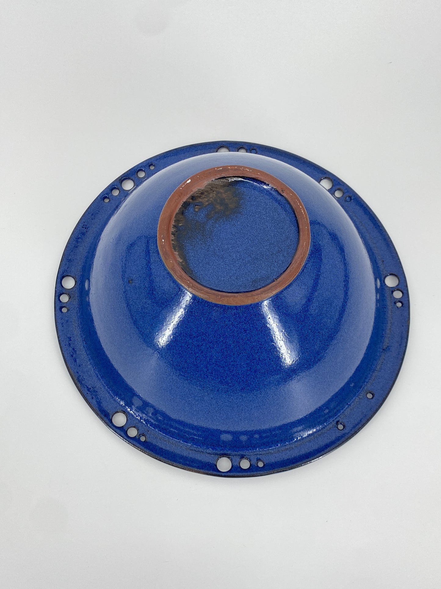 Blaue Keramik Schale mit perforiertem Rand