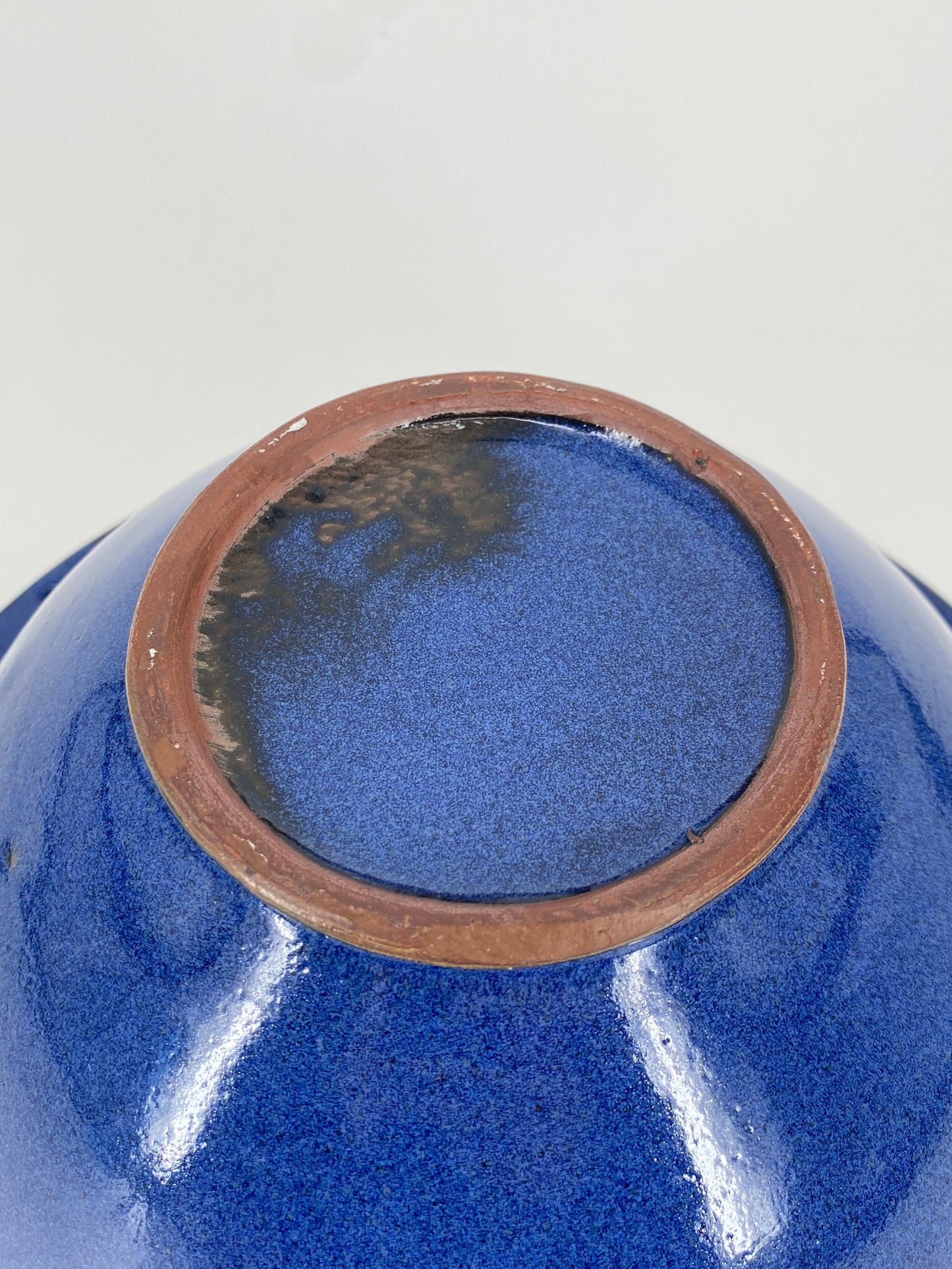 Blaue Keramik Schale mit perforiertem Rand