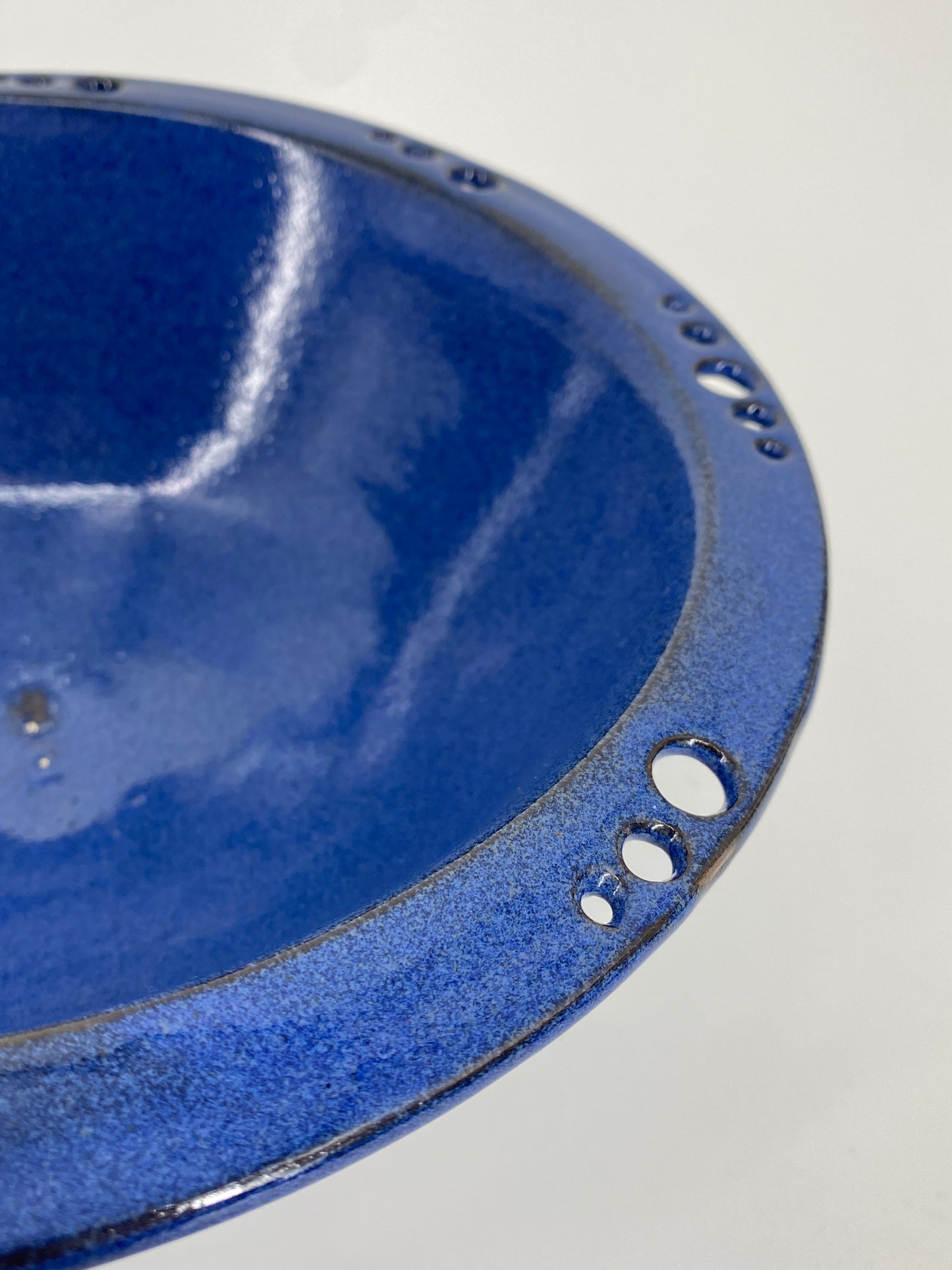 Blaue Keramik Schale mit perforiertem Rand