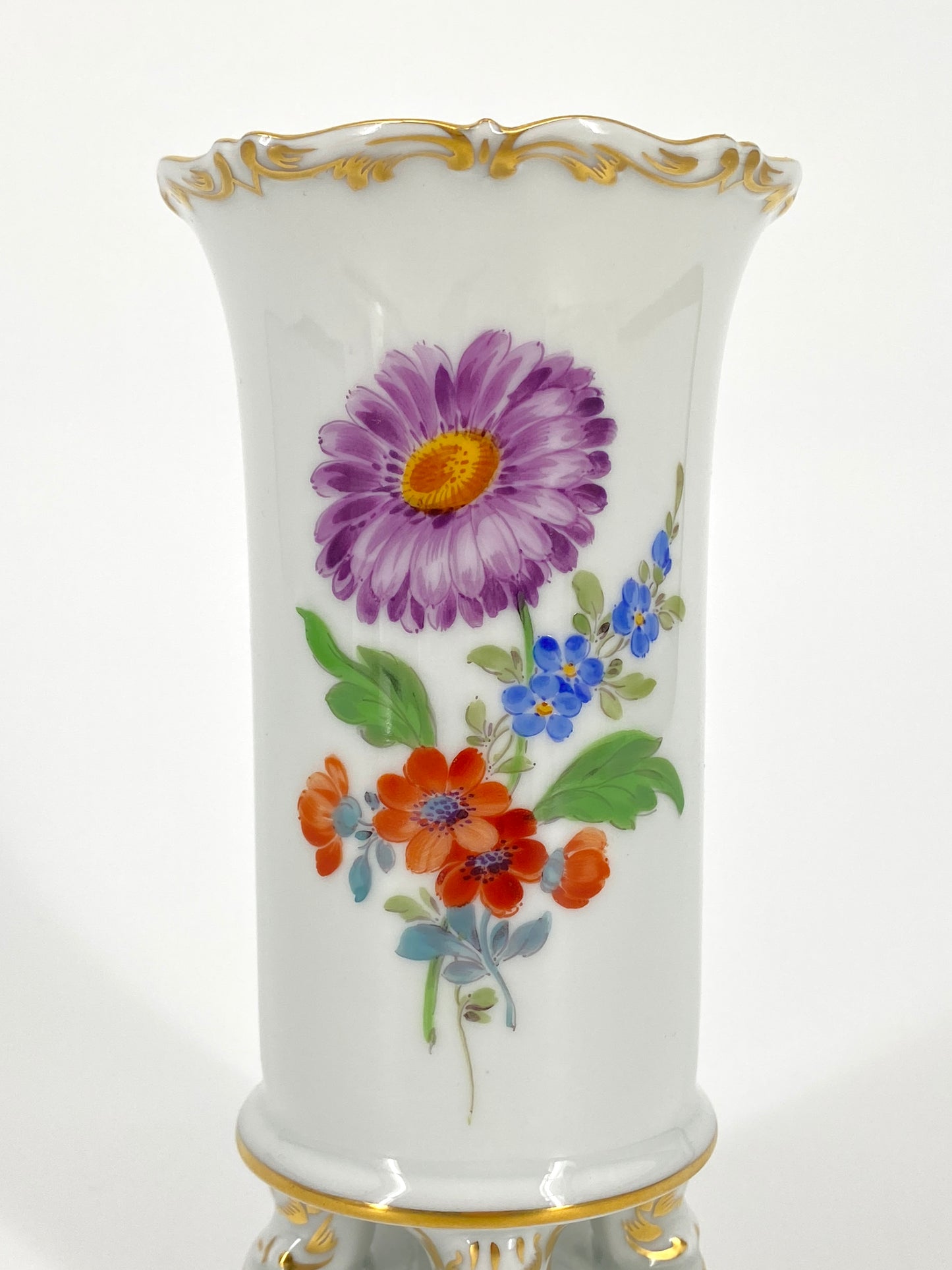 Porzellan Füßchenvase mit Blumen von Meissen